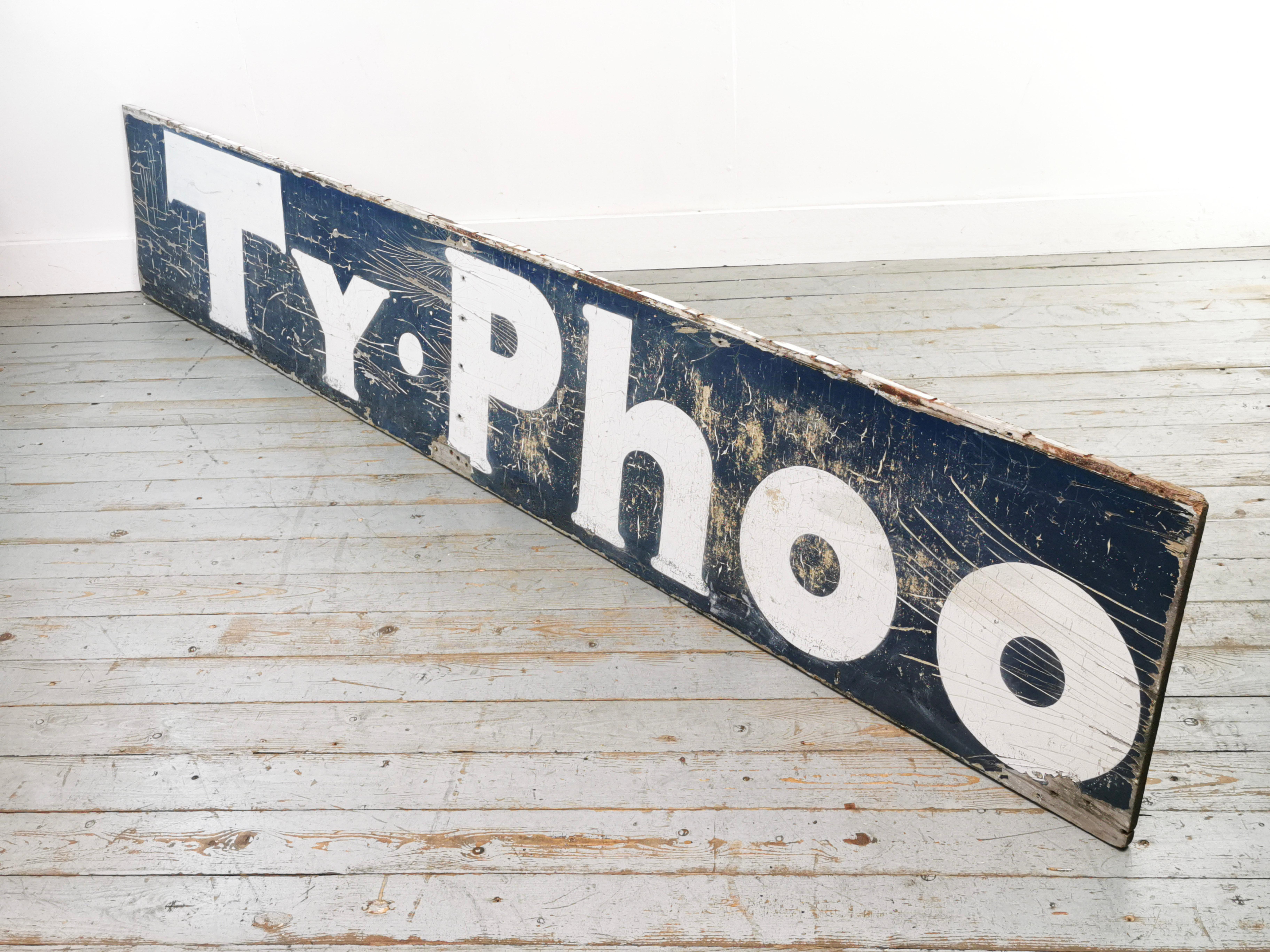 Début du 20e siècle, panneau publicitaire de 9 pieds en bois récupéré pour le thé Typhoo en vente 2