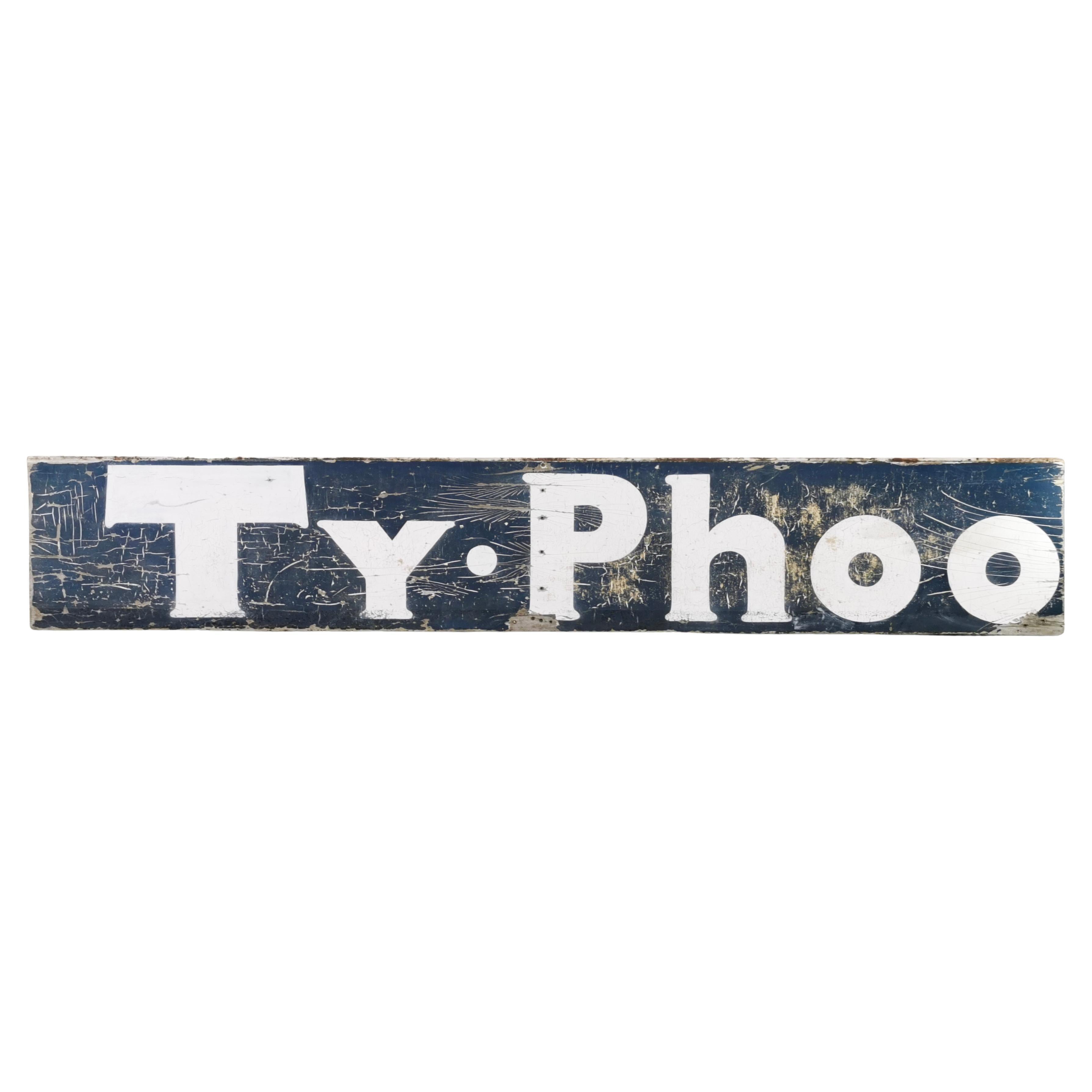 Début du 20e siècle, panneau publicitaire de 9 pieds en bois récupéré pour le thé Typhoo en vente