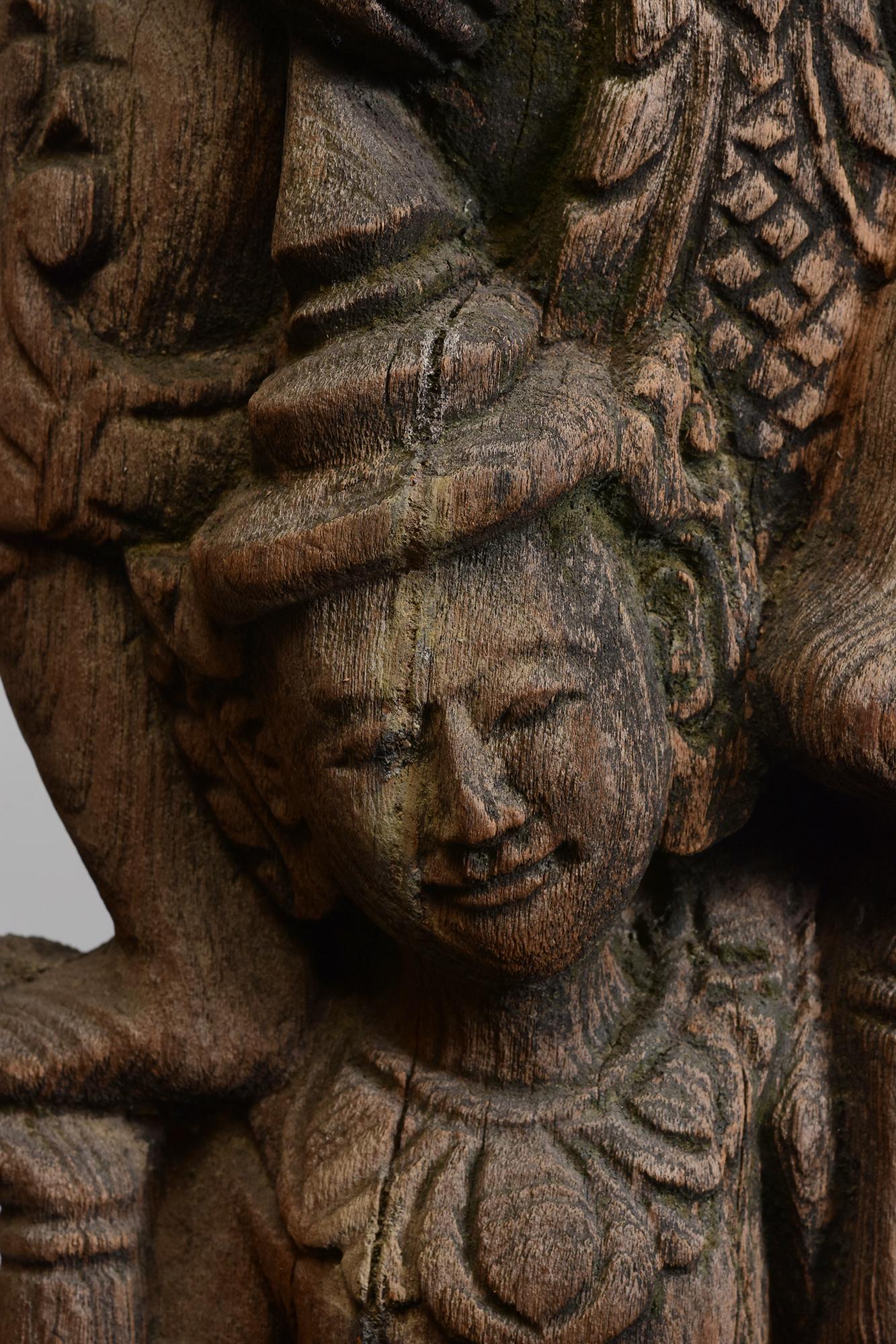 Ein Paar antike burmesische Chofa aus Holz mit Figuren aus dem frühen 20. Jahrhundert im Angebot 7
