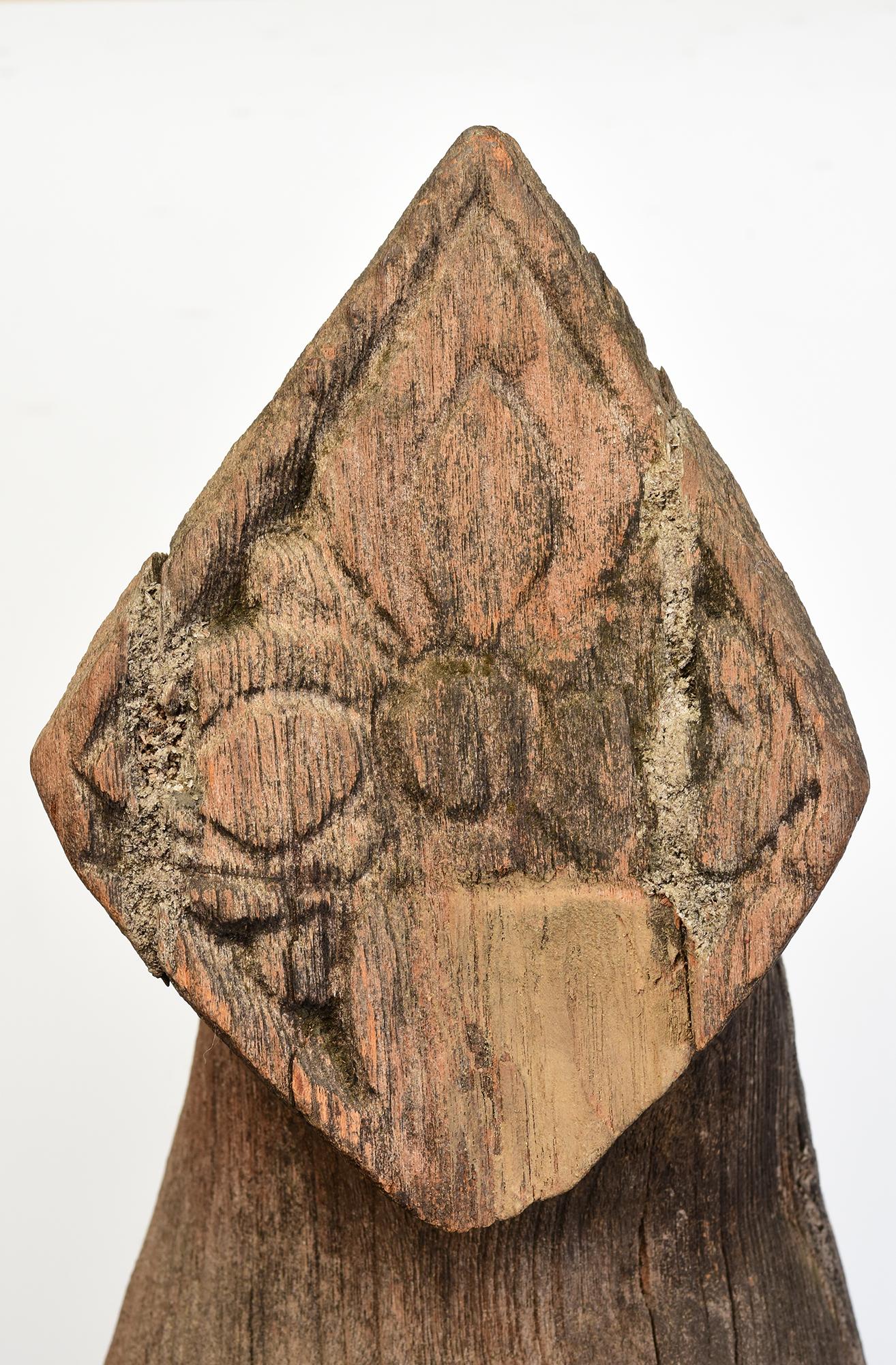 Ein Paar antiker birmanischer Holzknöpfe (Chofa) mit Figuren, 
für die Dekoration auf dem Dach des Tempels verwendet.

Alter: Birma, Anfang 20. Jahrhundert
Nur Größe des Kreuzblatts: Höhe 123,3 - 127 cm / Breite 18,3 - 20 cm / Tiefe 18 - 20