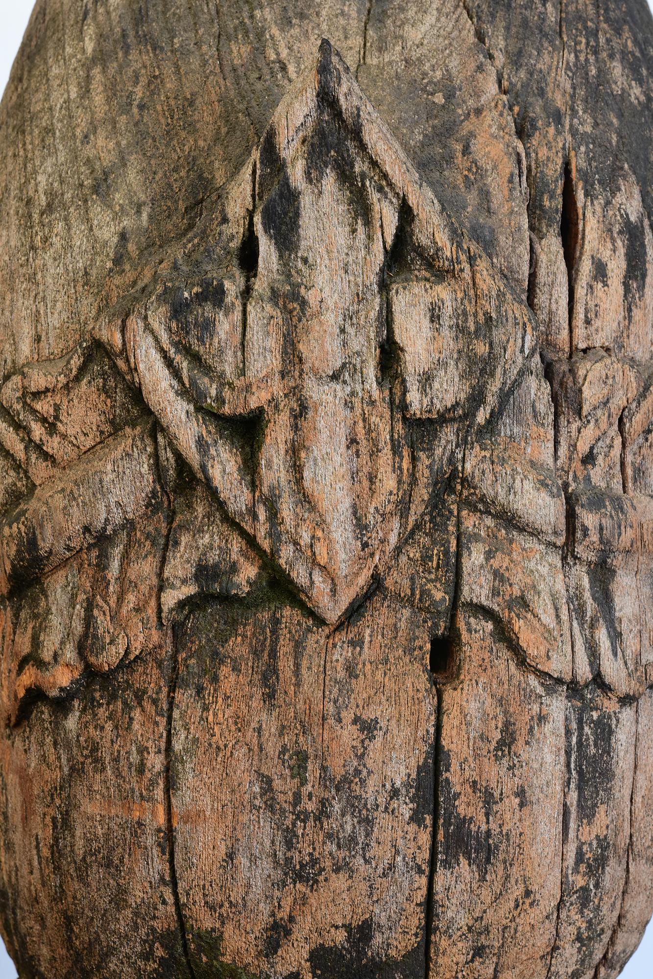 Ein Paar antike burmesische Chofa aus Holz mit Figuren aus dem frühen 20. Jahrhundert im Angebot 2