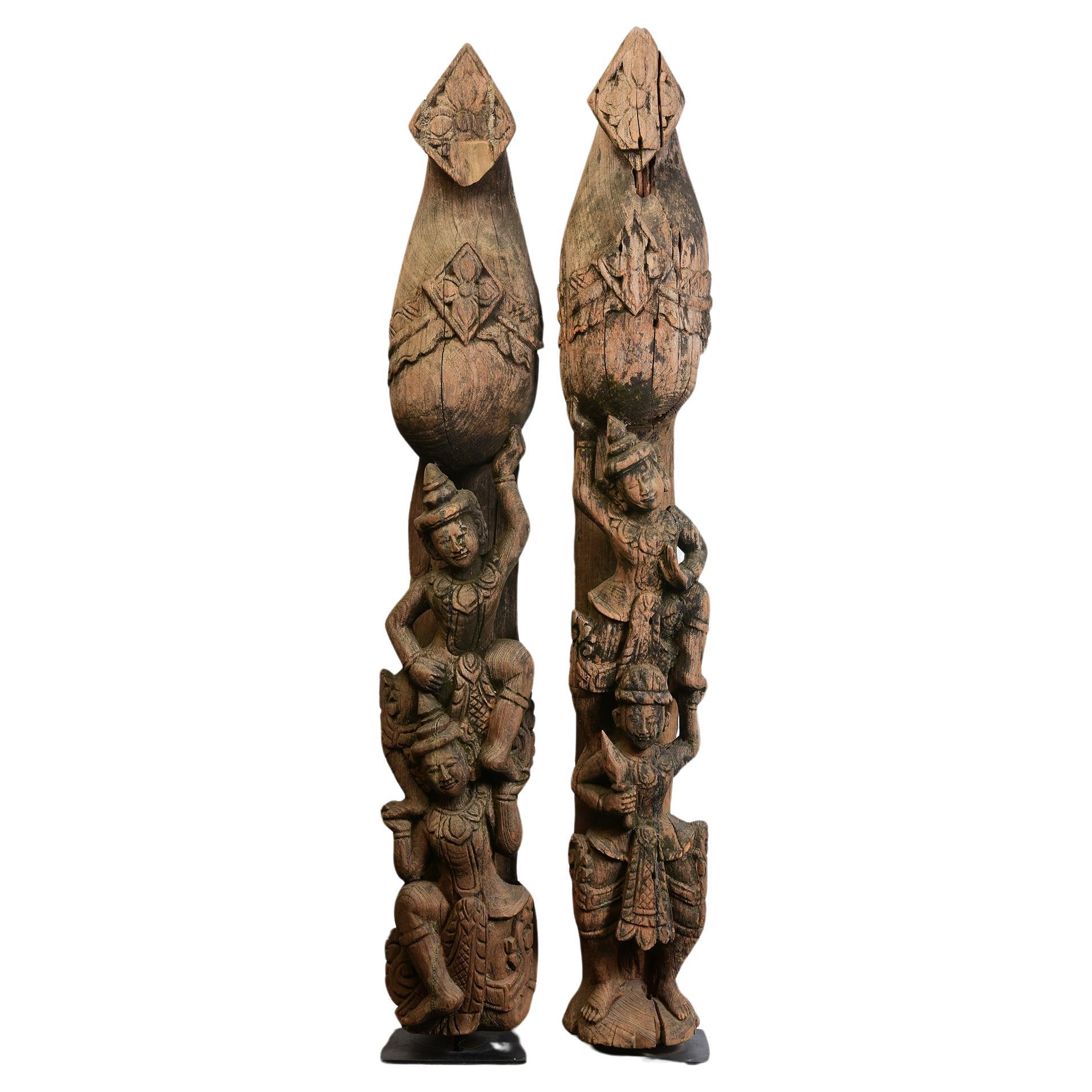 Ein Paar antike burmesische Chofa aus Holz mit Figuren aus dem frühen 20. Jahrhundert im Angebot