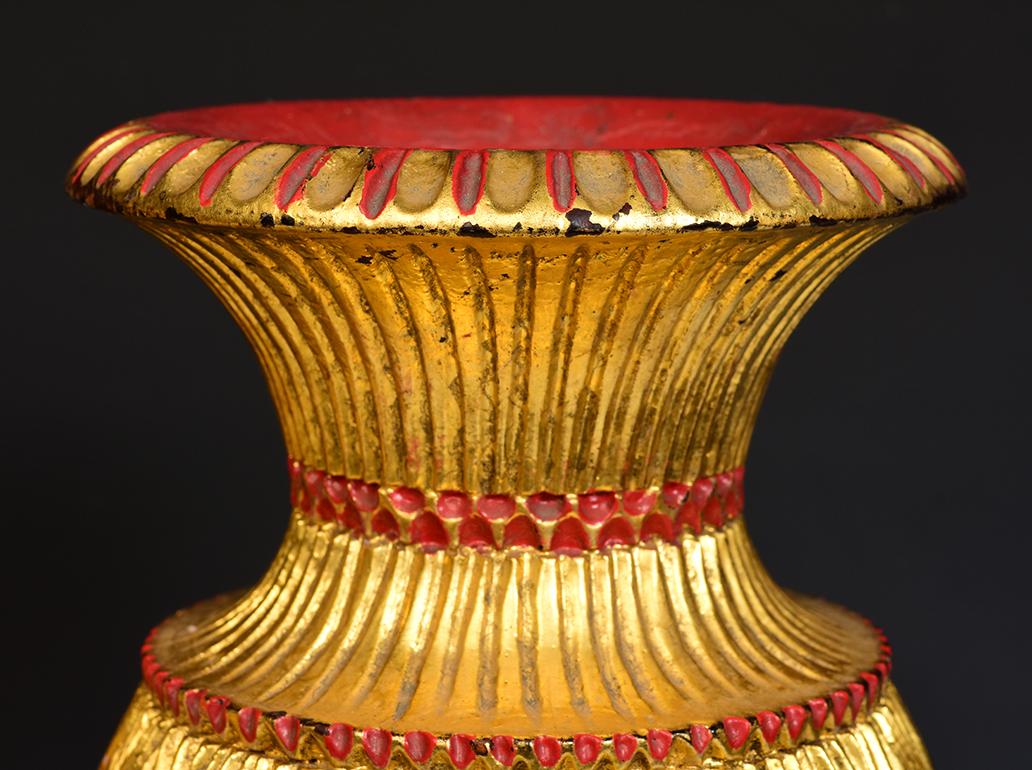 Early 20th Century, A Pair of Burmese Lacquered Vase with Gilding For Sale 1