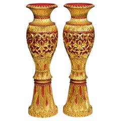 Ein Paar burmesische lackierte Vasen des frühen 20. Jahrhunderts mit vergoldeter Vergoldung