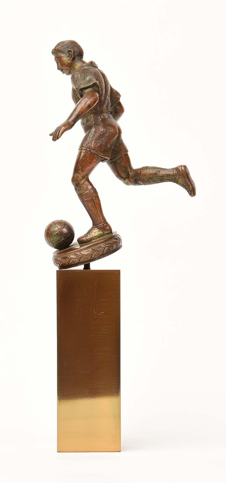 Early 20th Century, A Set of Burmese Bronze Sportsman Figurines For Sale 4