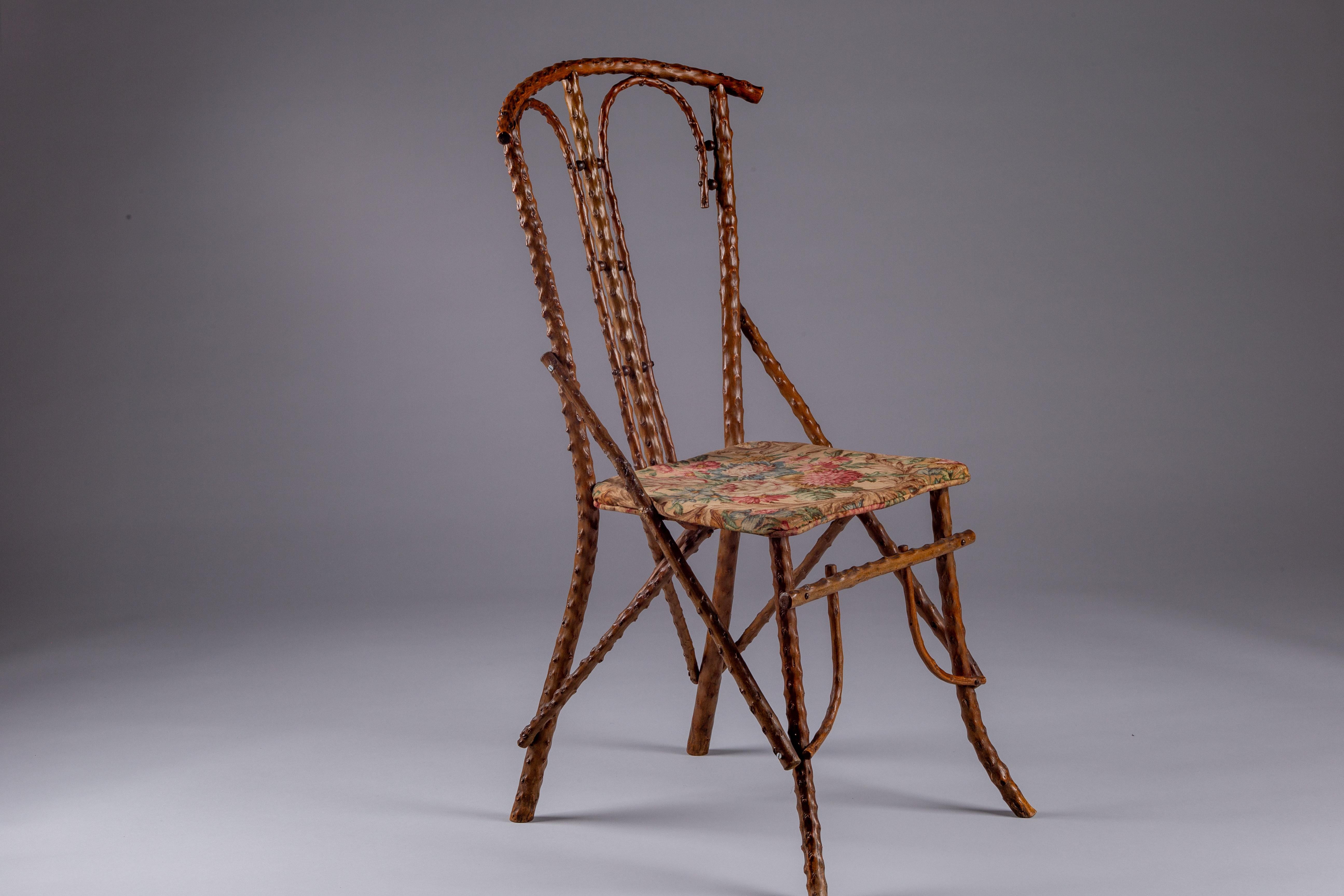 Descubre una joya atemporal para tu salón con nuestra silla de acento de principios del siglo XX. Elaborada con cariño a partir de maderas exóticas, esta pieza sobresaliente encarna una elegancia y una historia sin parangón. El primitivo tejido