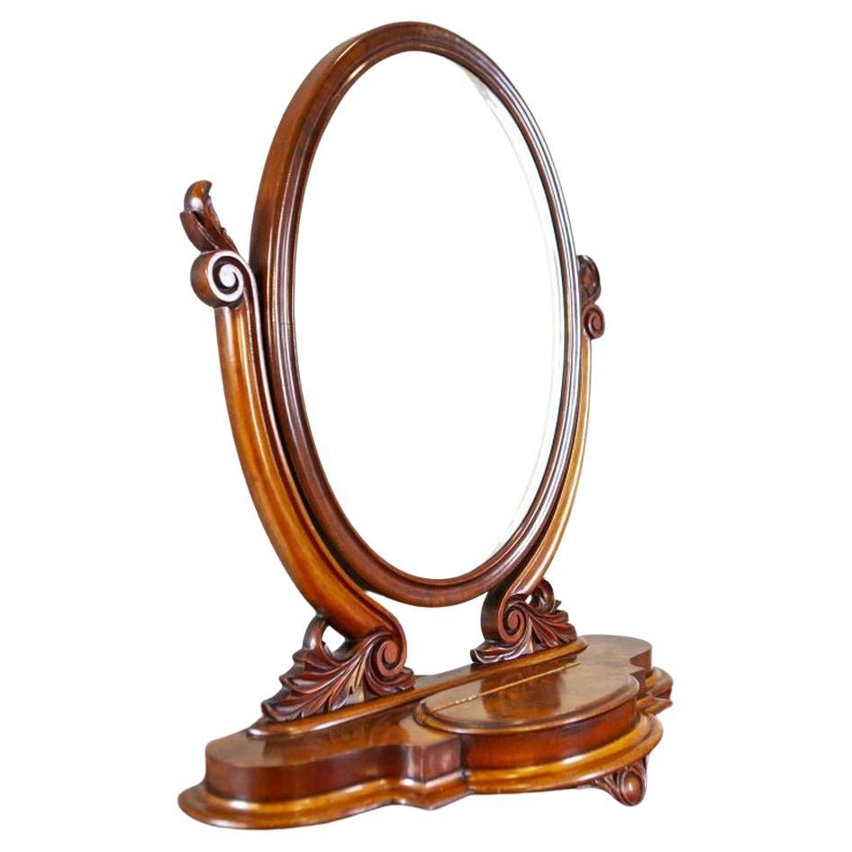 Miroir réglable avec compartiment de rangement du début du 20e siècle dans le style Sheraton

Miroir ovale dans un cadre en bois, avec inclinaison réglable et petit compartiment à bijoux. Un miroir typique pour une coiffeuse. L'état est très bon.