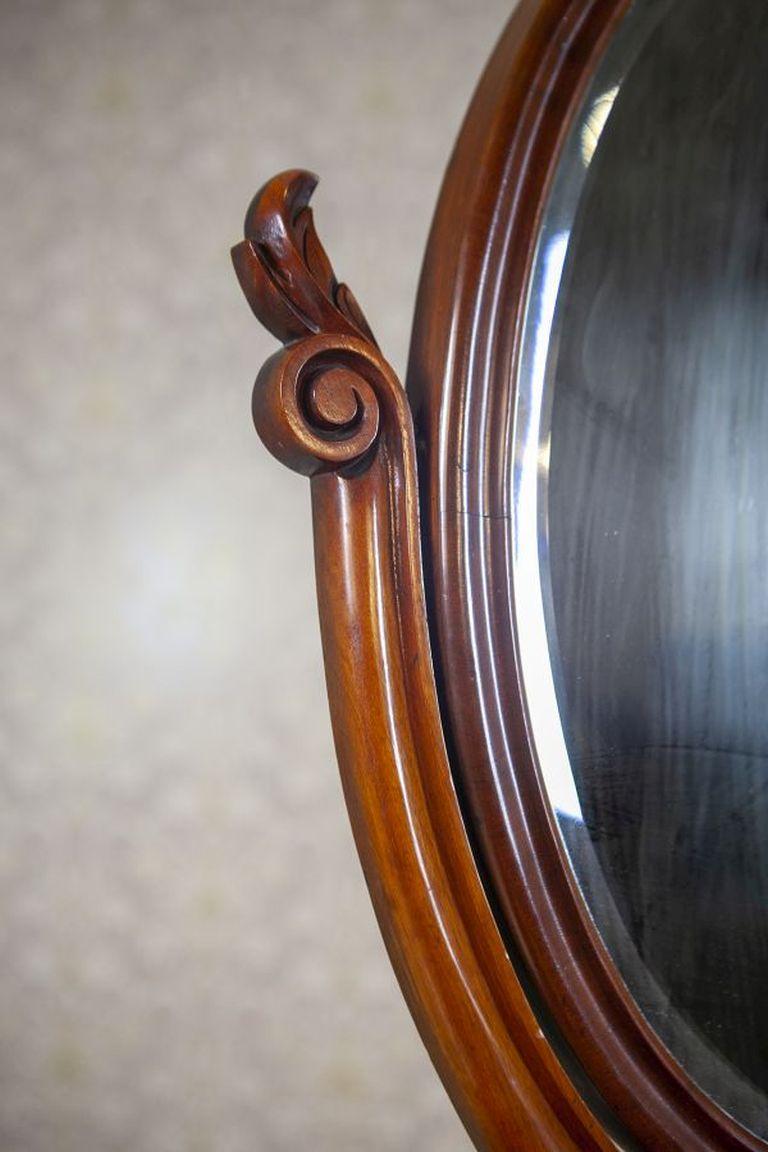 20ième siècle Miroir réglable du début du 20e siècle avec compartiment de rangement de style Sheraton en vente