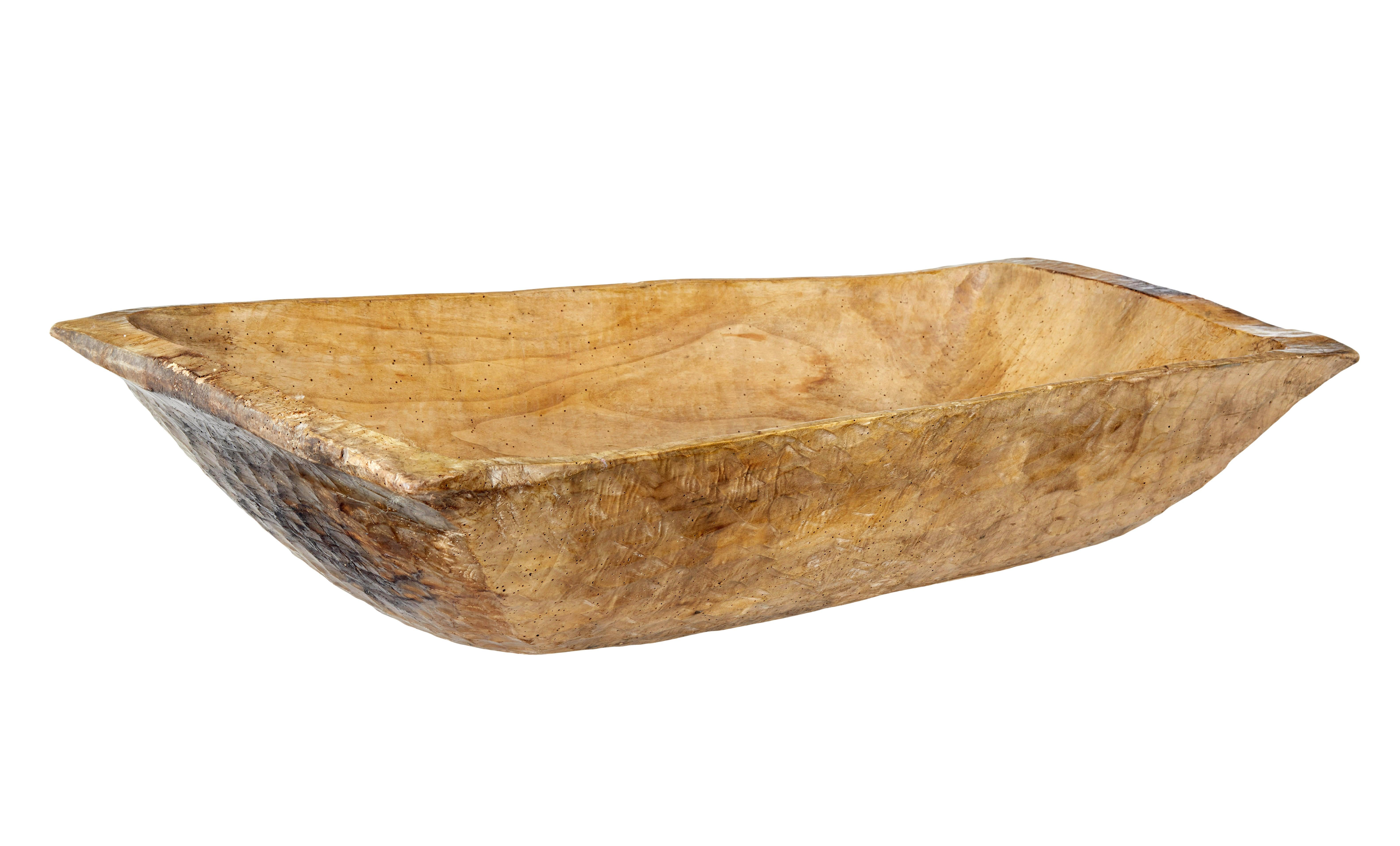 Recipiente adensado para alimentos de principios del siglo XX, hacia 1900.

Aquí tenemos un recipiente de comida de fabricación rústica, normalmente hecho para alimentar a los animales en Europa del Este.  Tallado a mano en un tronco de árbol macizo