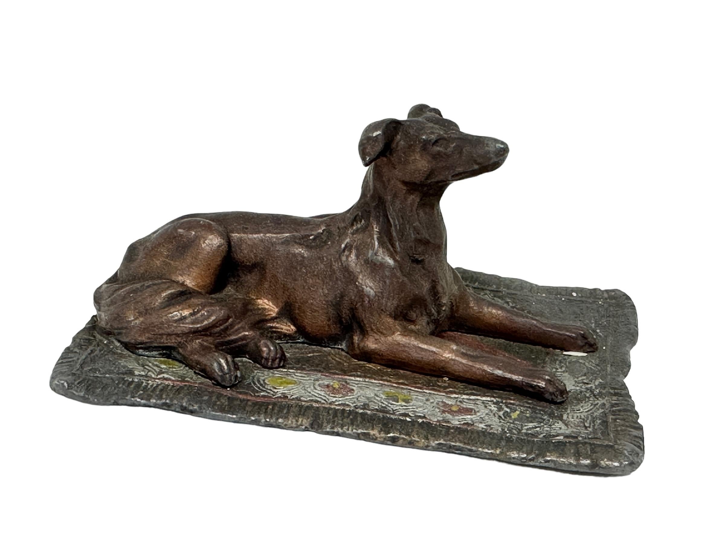 Klassische Wiener Bronzefigur aus den frühen 1910er Jahren. Diese polychromierte, kalt bemalte Bronze ist wahrscheinlich etwas, das Sie brauchen, wenn Sie ein Wiener Bronzesammler sind. Gefunden bei einem Nachlassverkauf in Wien, Österreich. Nicht