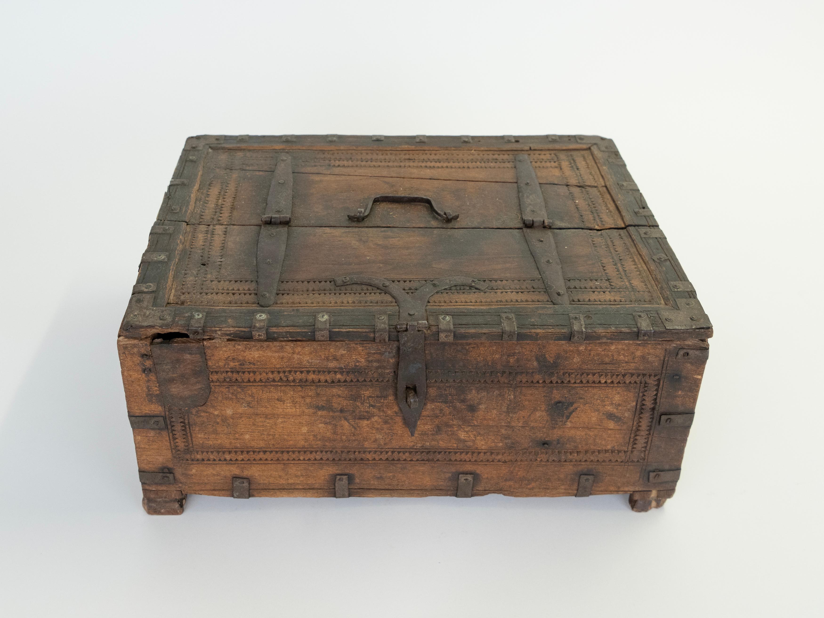 Primitif Boîte de rangement en bois et fer sculpté afghan du début du 20e siècle en vente