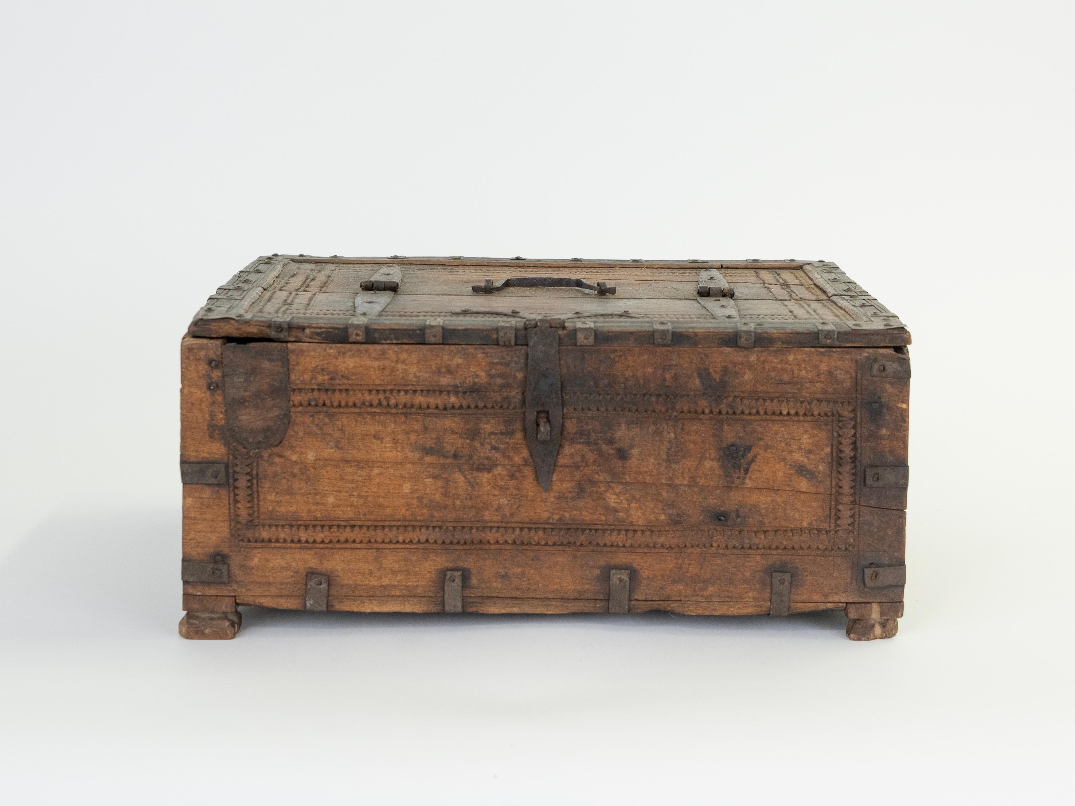 Afghan Boîte de rangement en bois et fer sculpté afghan du début du 20e siècle en vente