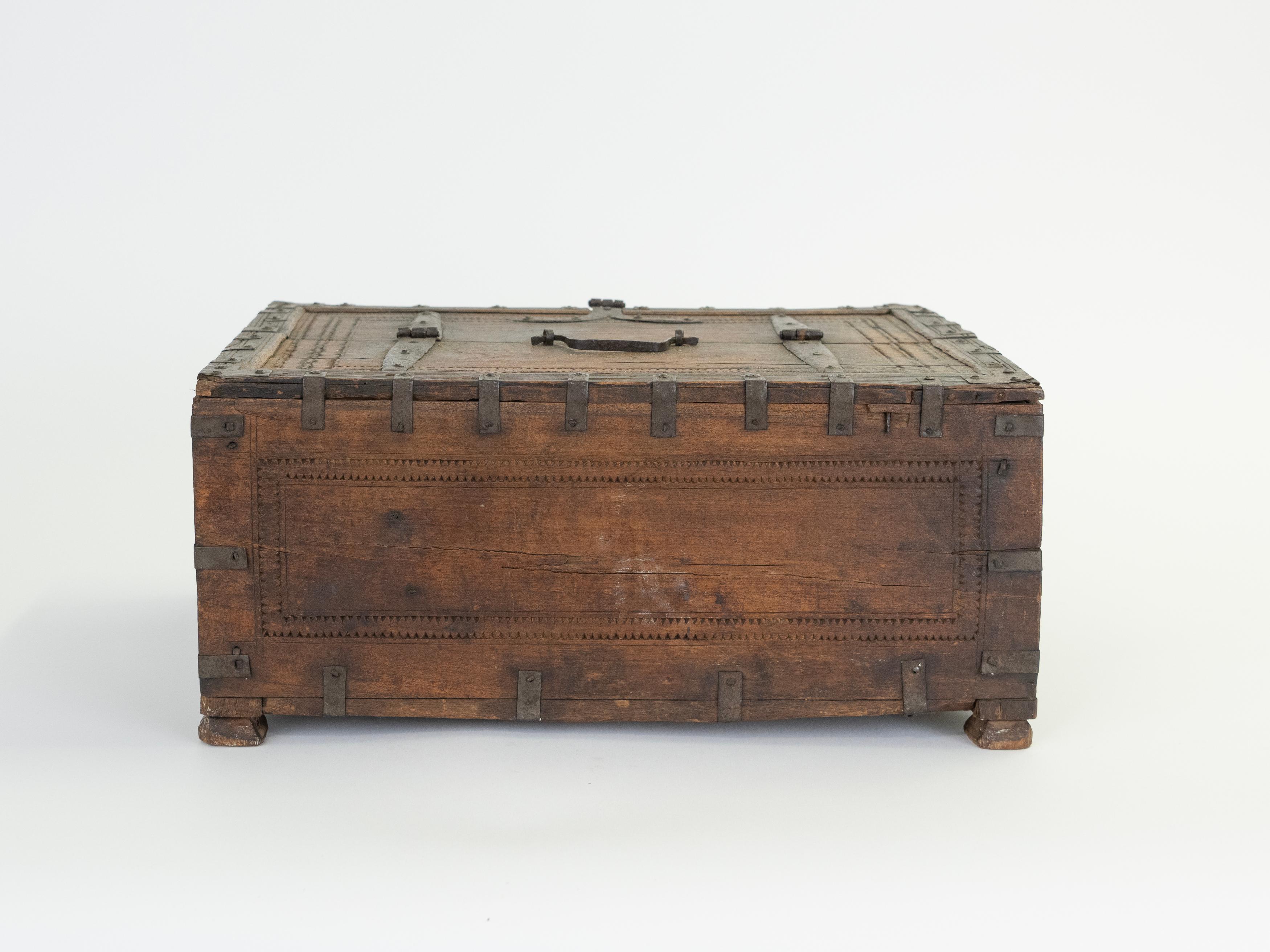 Sculpté Boîte de rangement en bois et fer sculpté afghan du début du 20e siècle en vente