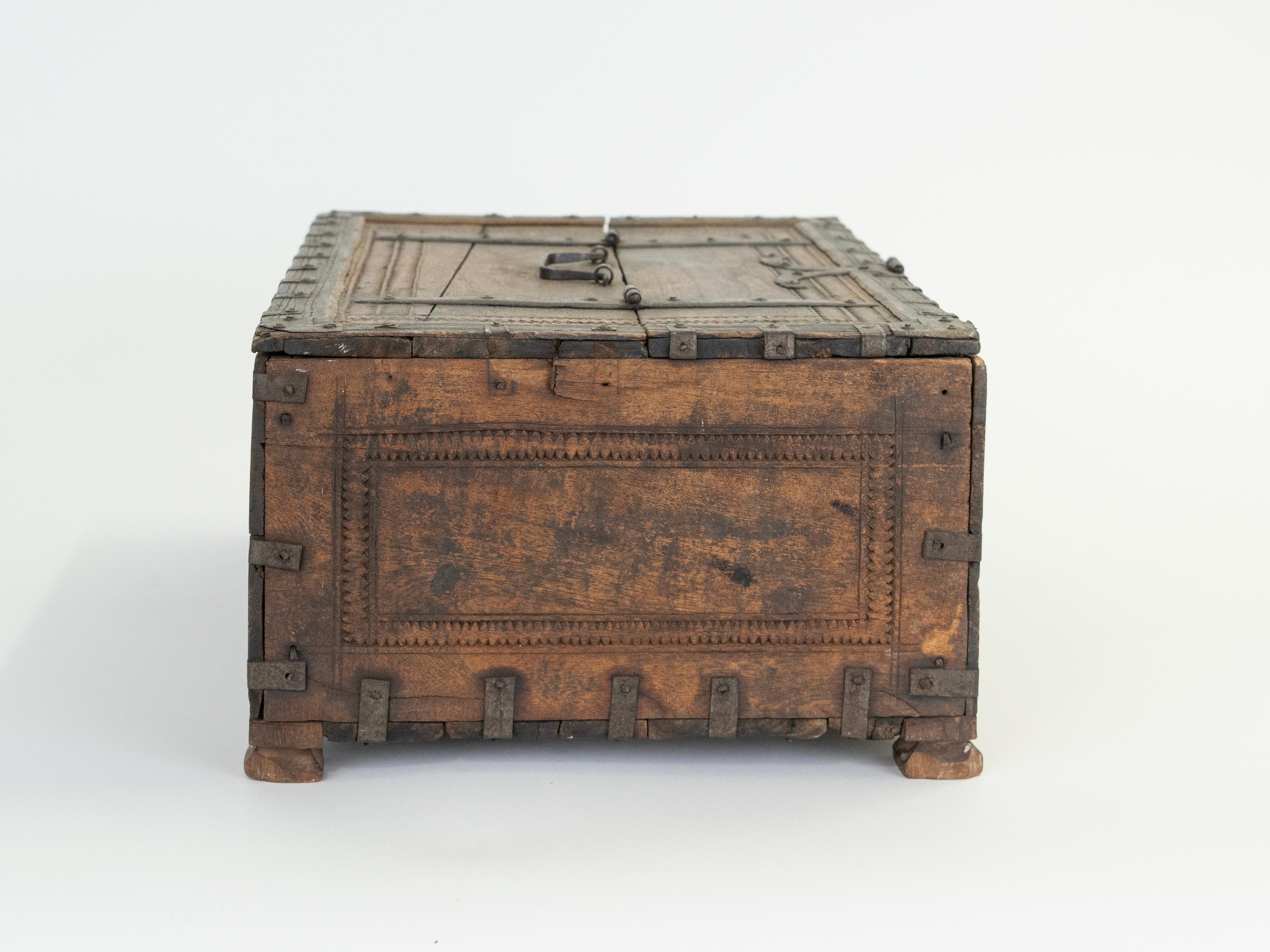 Boîte de rangement en bois et fer sculpté afghan du début du 20e siècle Bon état - En vente à Wainscott, NY