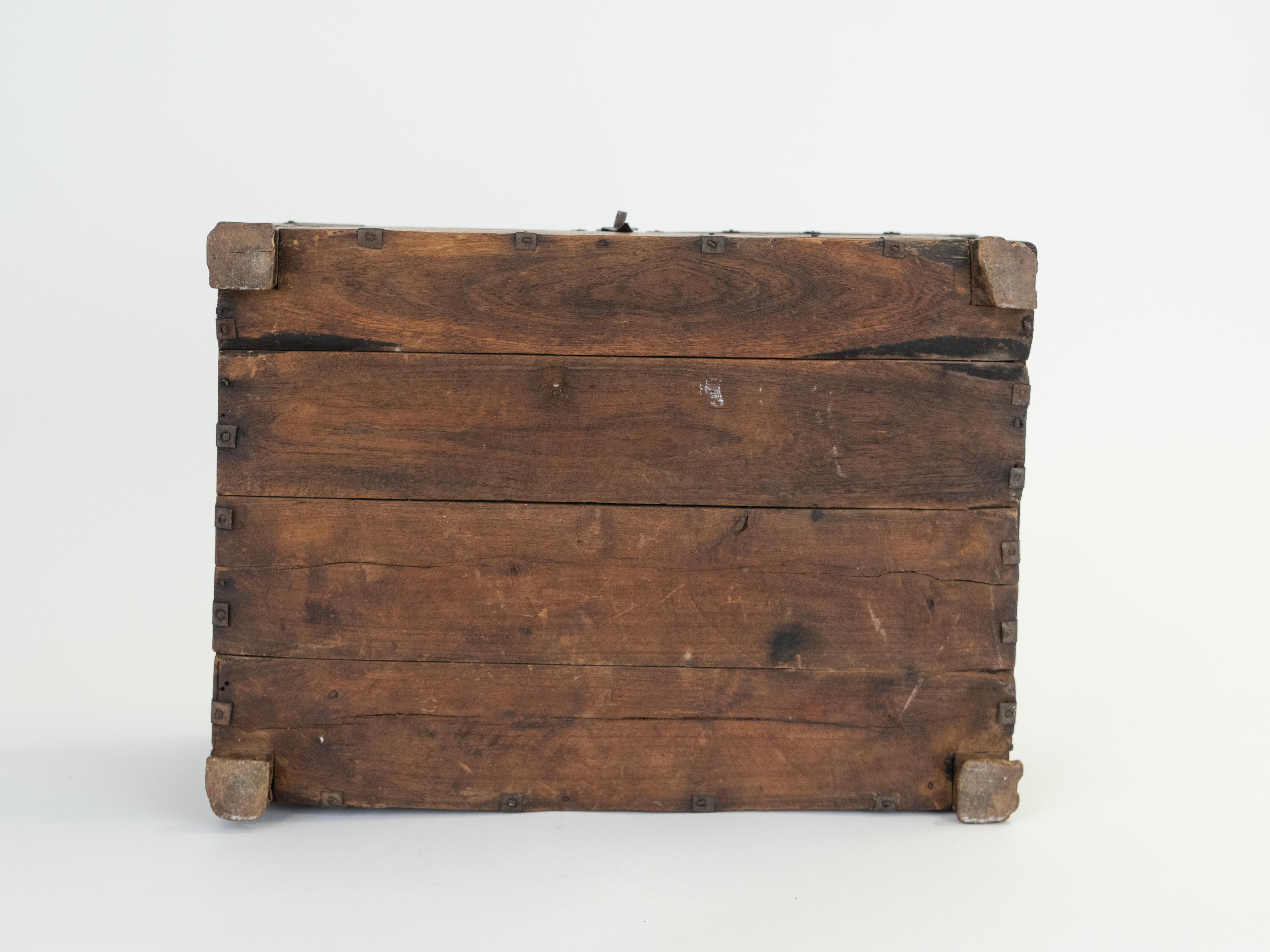 Bois Boîte de rangement en bois et fer sculpté afghan du début du 20e siècle en vente