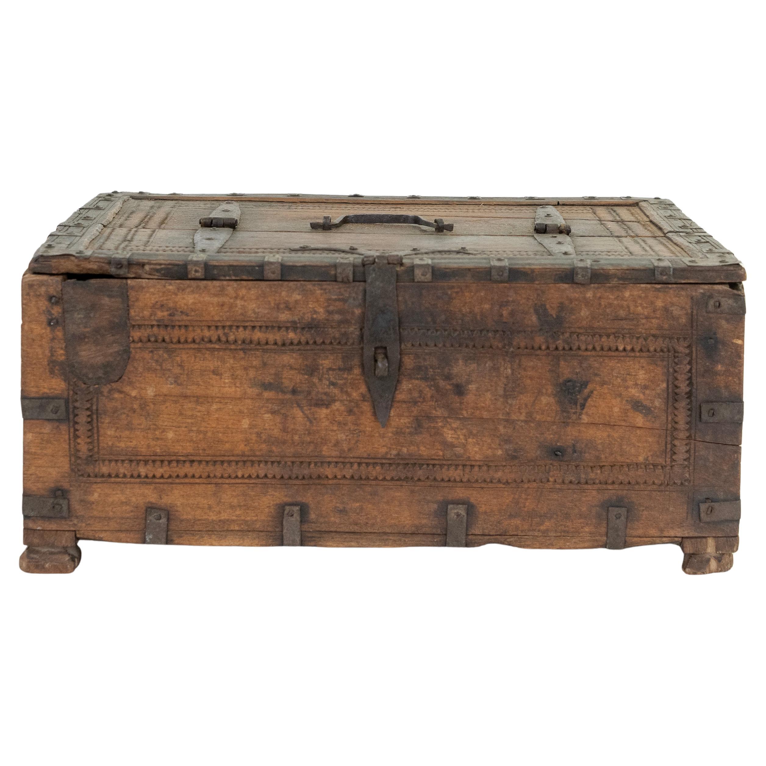 Boîte de rangement en bois et fer sculpté afghan du début du 20e siècle