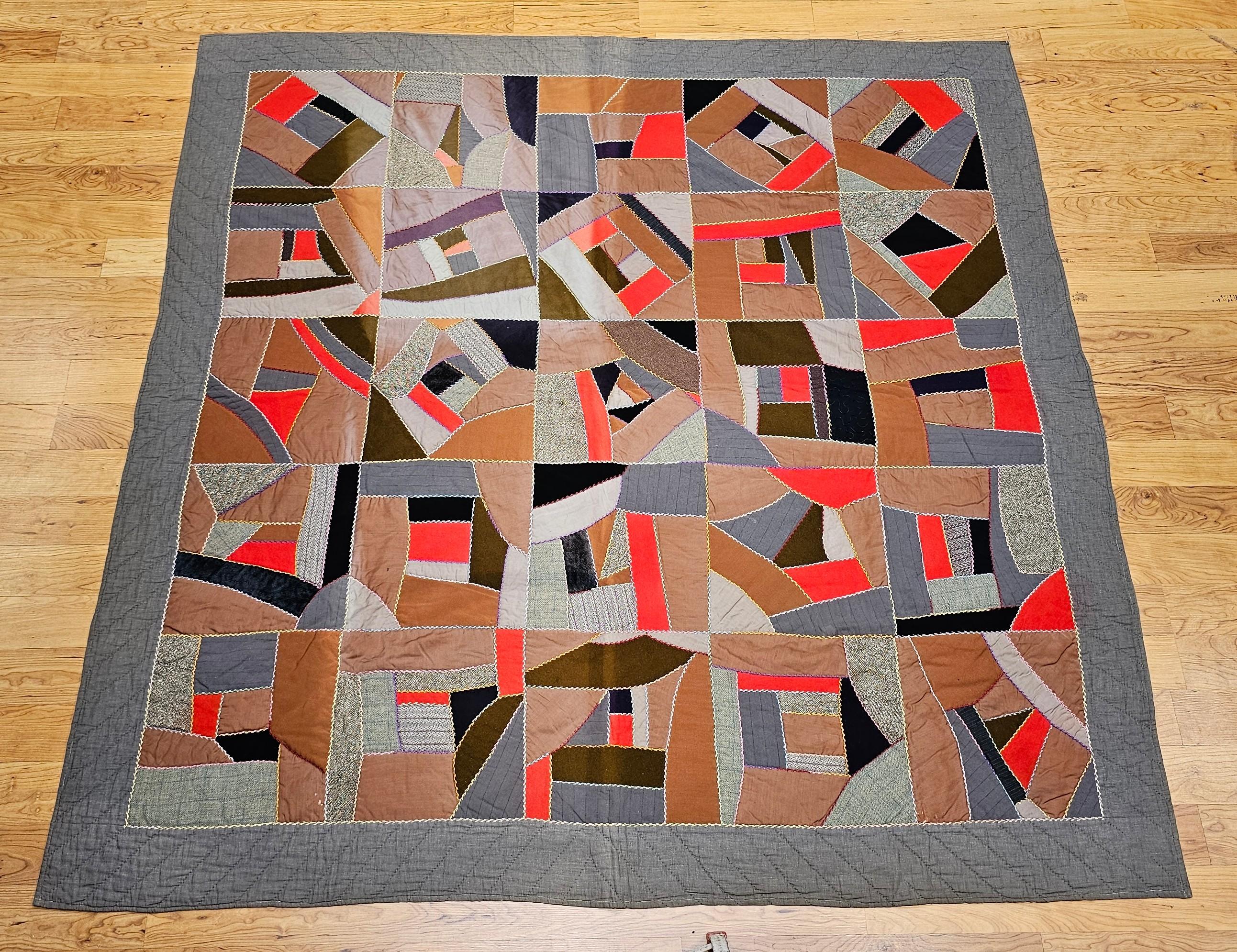 Dieser außergewöhnliche afroamerikanische Crazy Quilt, der in den frühen 1900er Jahren von Hand gestickt und genäht wurde, ist ein lebendiger Ausdruck von Kreativität, Widerstandsfähigkeit und kultureller Erzählung. Der Quilt besteht aus 25