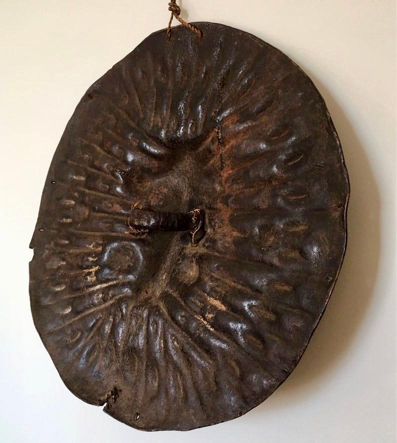 Early 20th century African Ethiopian Oromo tribal hide leather shield In Distressed Condition For Sale In London, GB