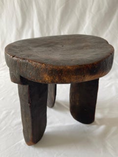 Tabouret africain Oromo du début du XXe siècle, sculpté dans du bois dur, à trois pieds en forme de trépied