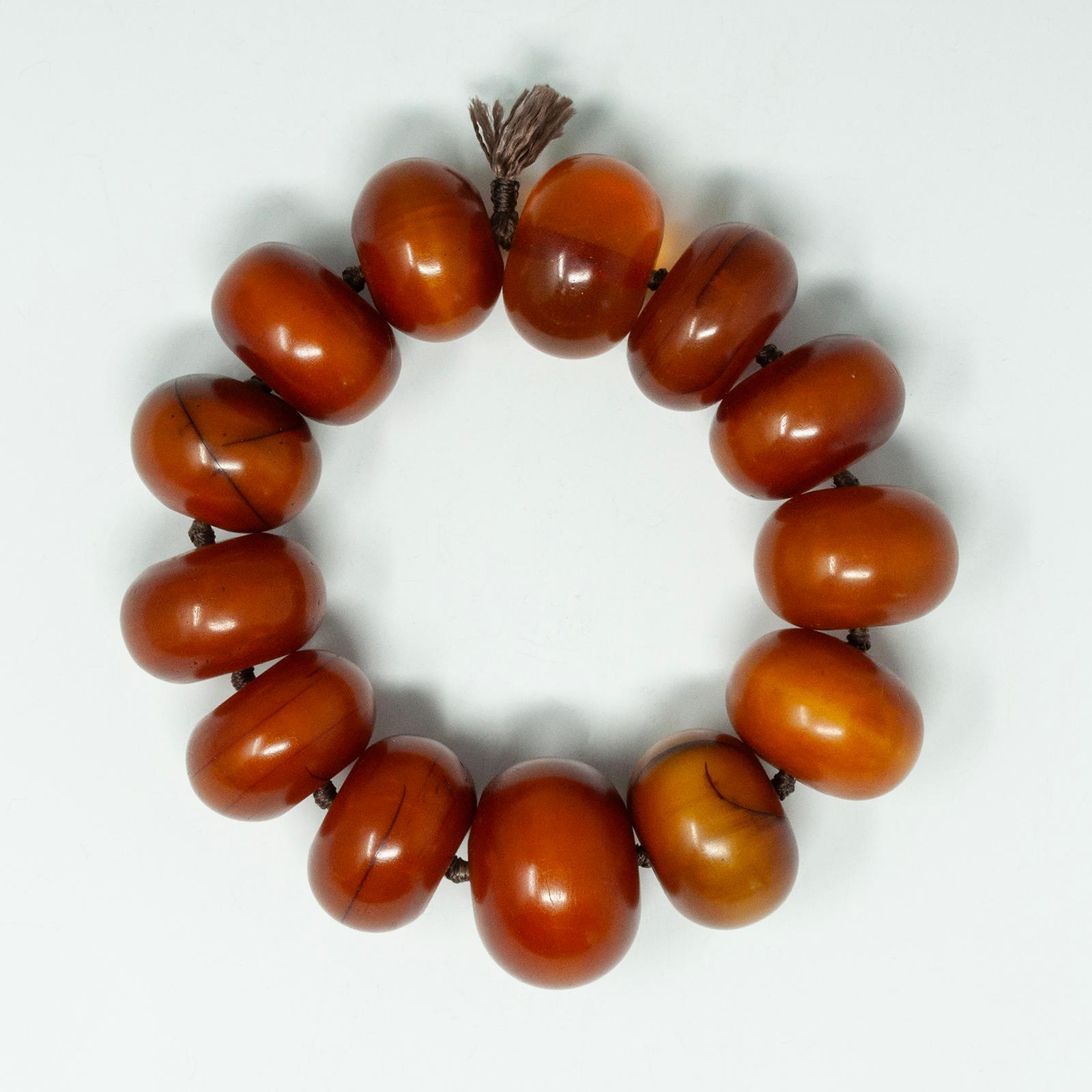 Afrikanisches 'Phenolharz'-Perlenarmband aus dem frühen 20. im Angebot 1