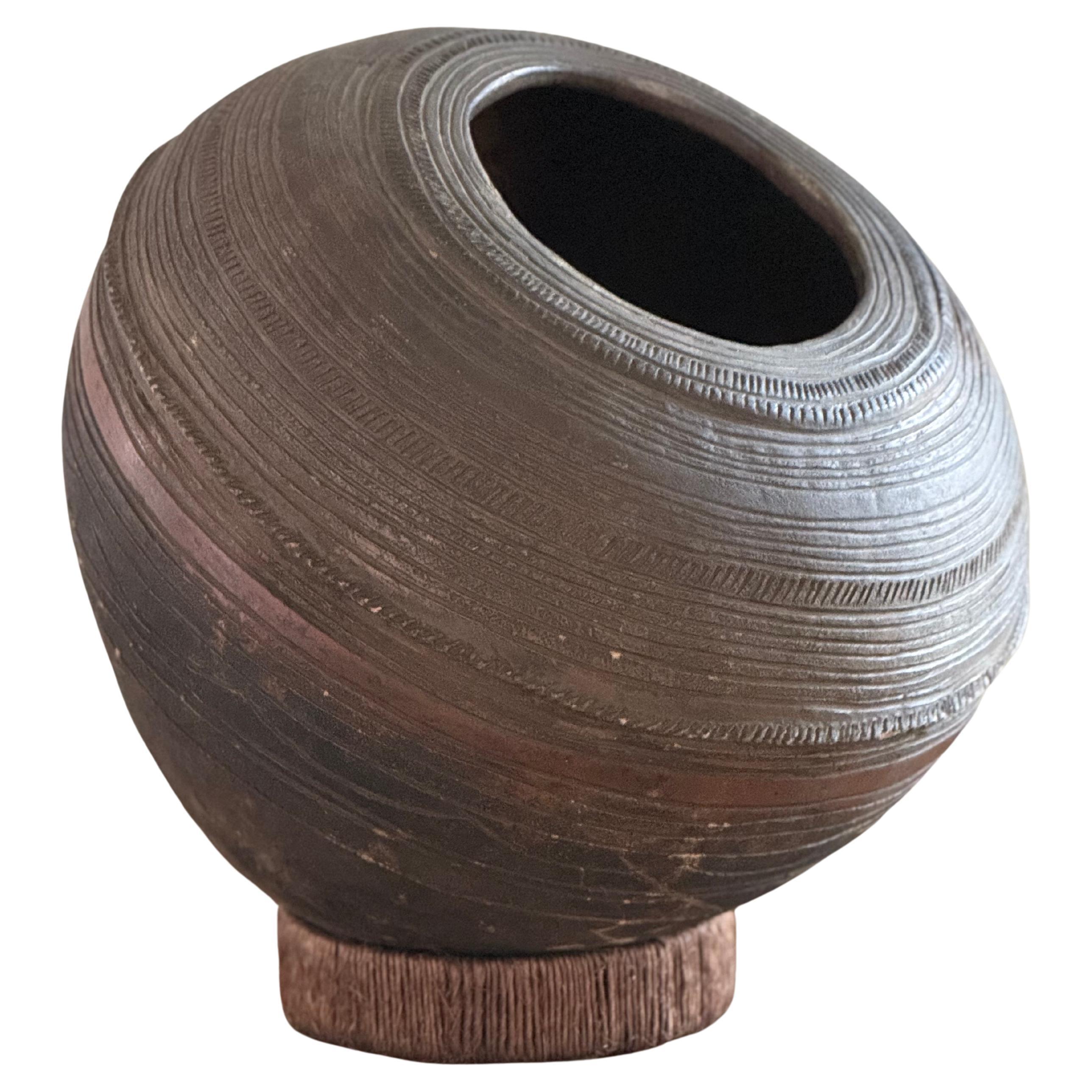How are African clay pots made?