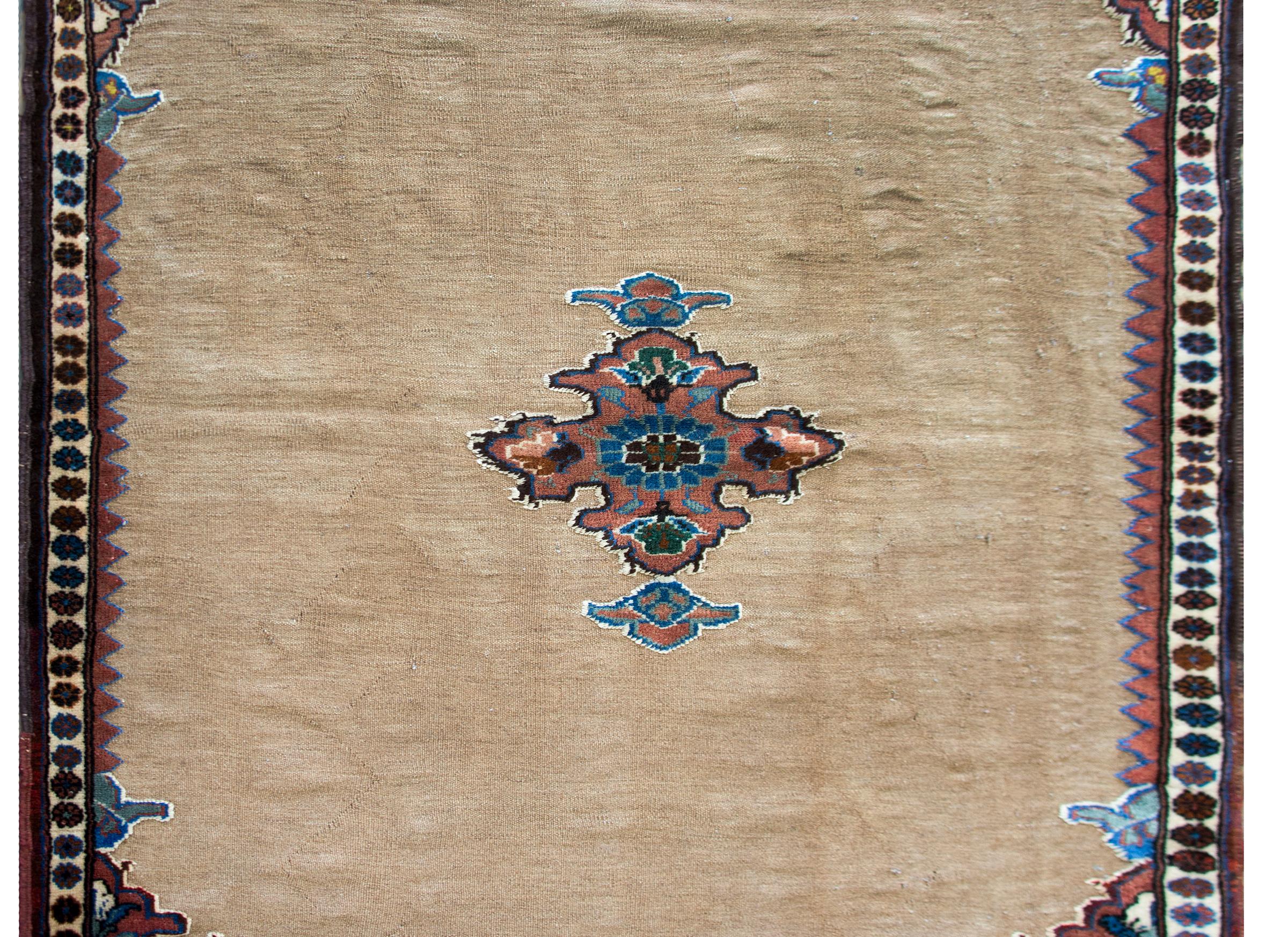 Ein atemberaubender und seltener Afshar-Sofreh-Teppich aus dem frühen 20. Jahrhundert mit einem schönen handgewebten Flachgewebe aus natürlicher undid-Wolle und einem zentralen handgeknüpften Blumenmedaillon aus hell- und dunkelindigoblauer, grüner,
