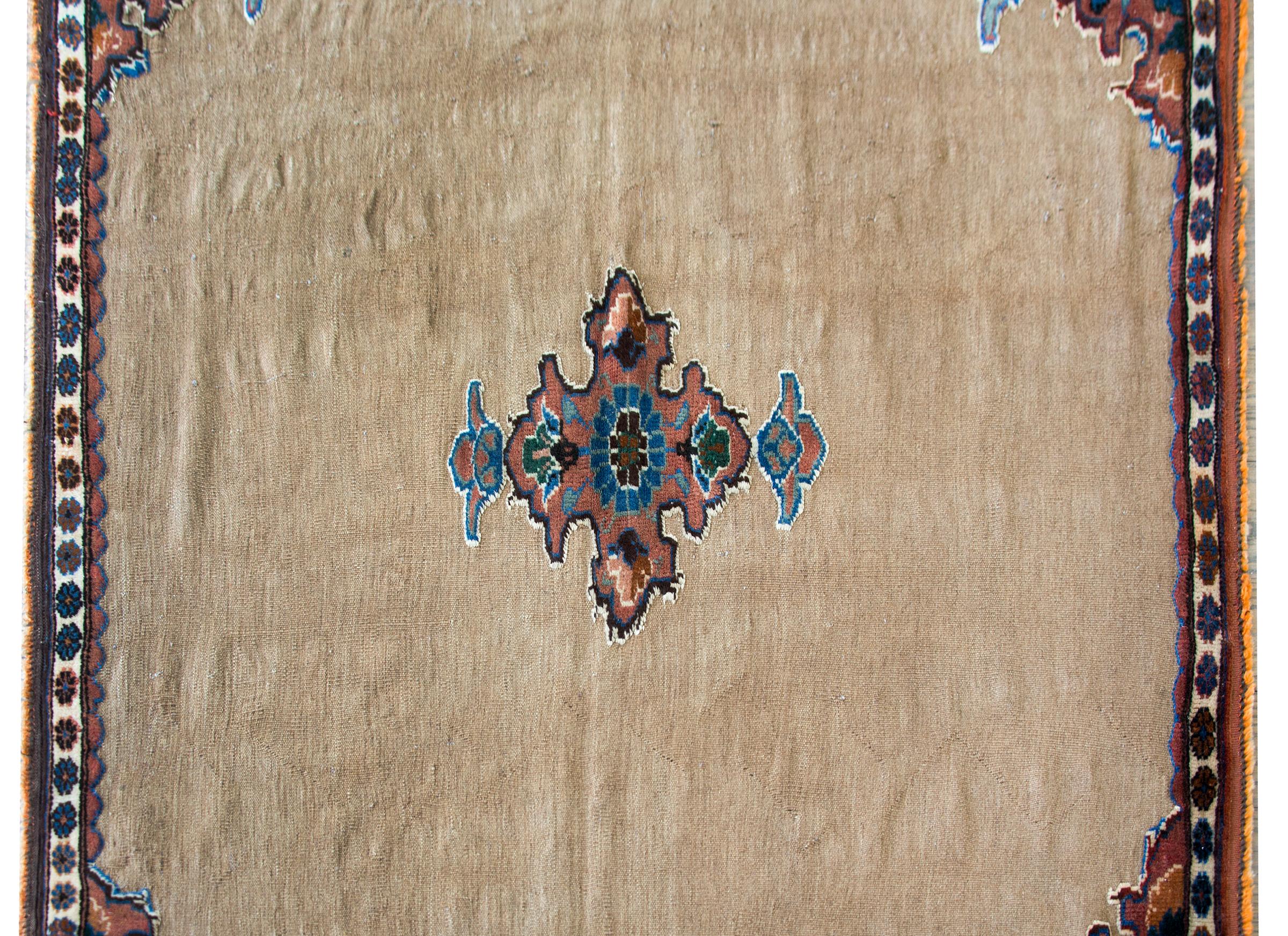 Afshar Sofreh Teppich aus dem frühen 20. Jahrhundert im Zustand „Gut“ im Angebot in Chicago, IL