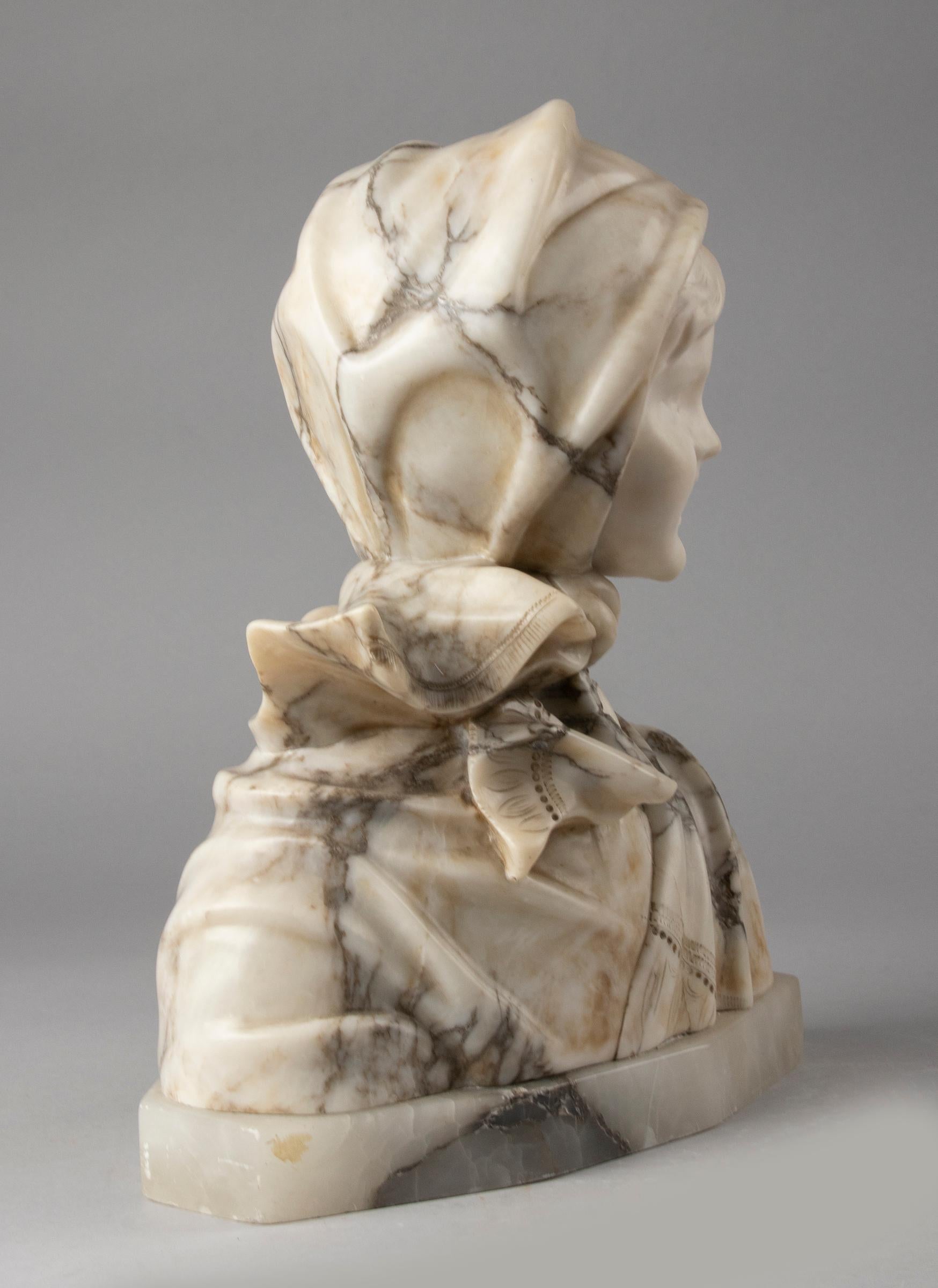 Buste de jeune fille en marbre d'albâtre du début du 20e siècle, M. Poteillo en vente 5
