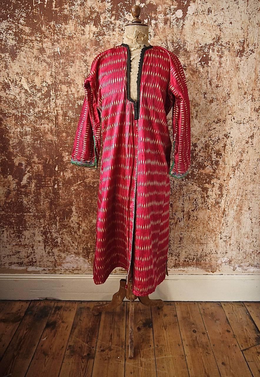 Early 20th century beautiful red and yellow silk Ikat coat from Aleppo with a cotton lining
Measures: Neck to hem 117 cm (46
