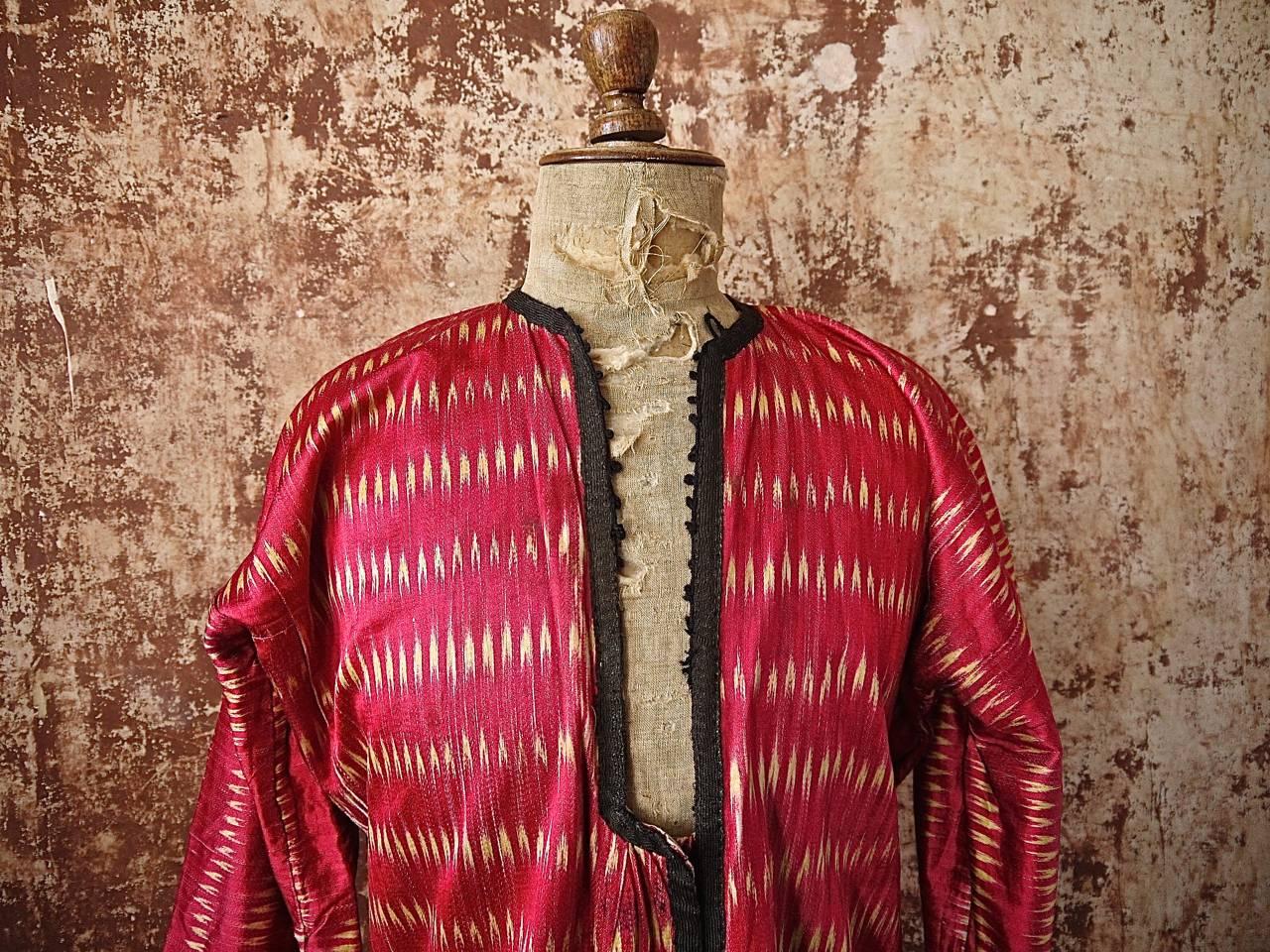 Early 20th Century Aleppo Red Silk Ikat Coat In Fair Condition In London, GB