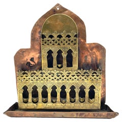 Lampe Hanukkah algérienne en forme de palais en laiton du début du XXe siècle