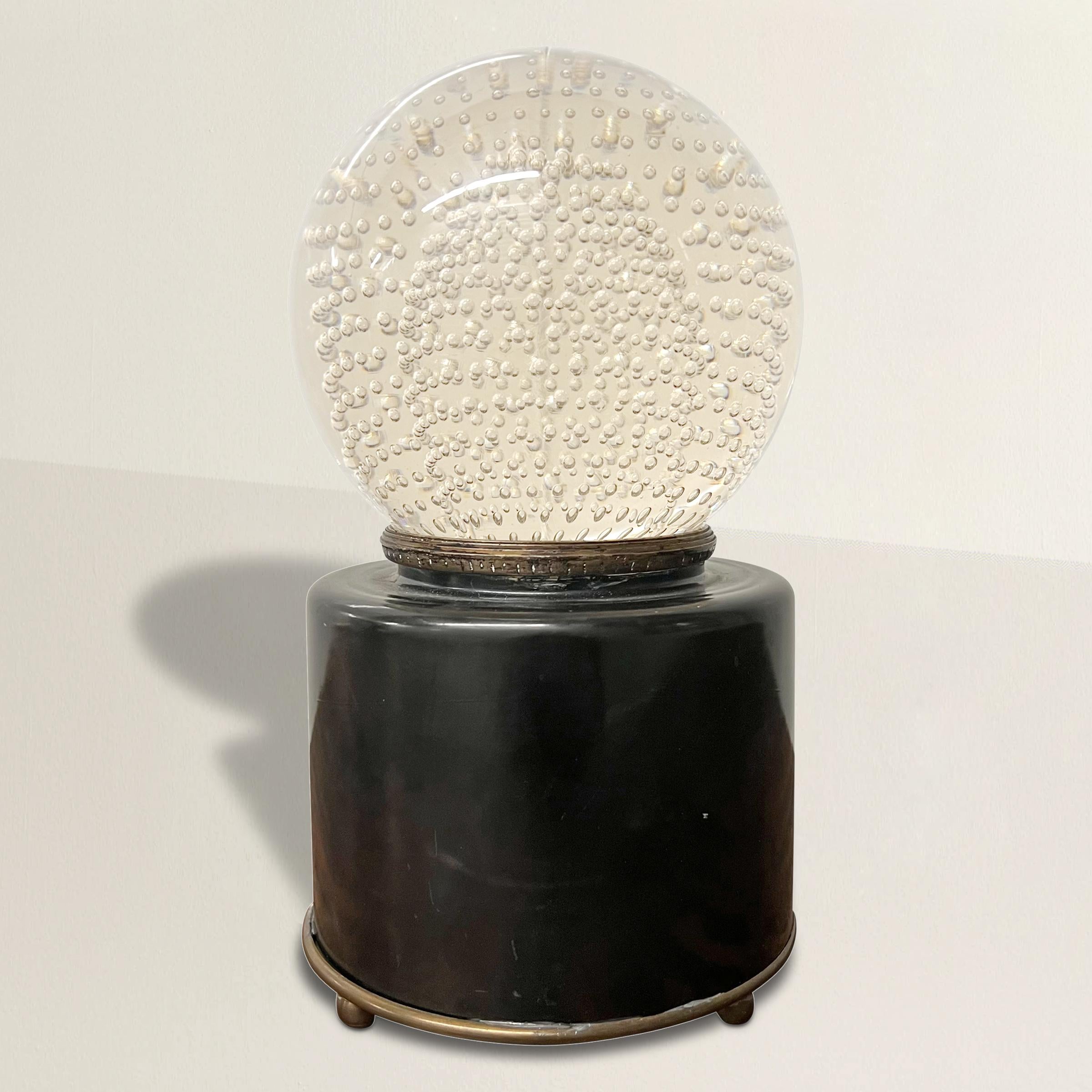 Eine schicke und brillante amerikanische Art-Déco-Tischlampe aus dem frühen 20. Jahrhundert mit einem mundgeblasenen Glasschirm mit eingefangenen Blasen und einem Glaskörper mit Messingfuß. Neu verkabelt für US.
