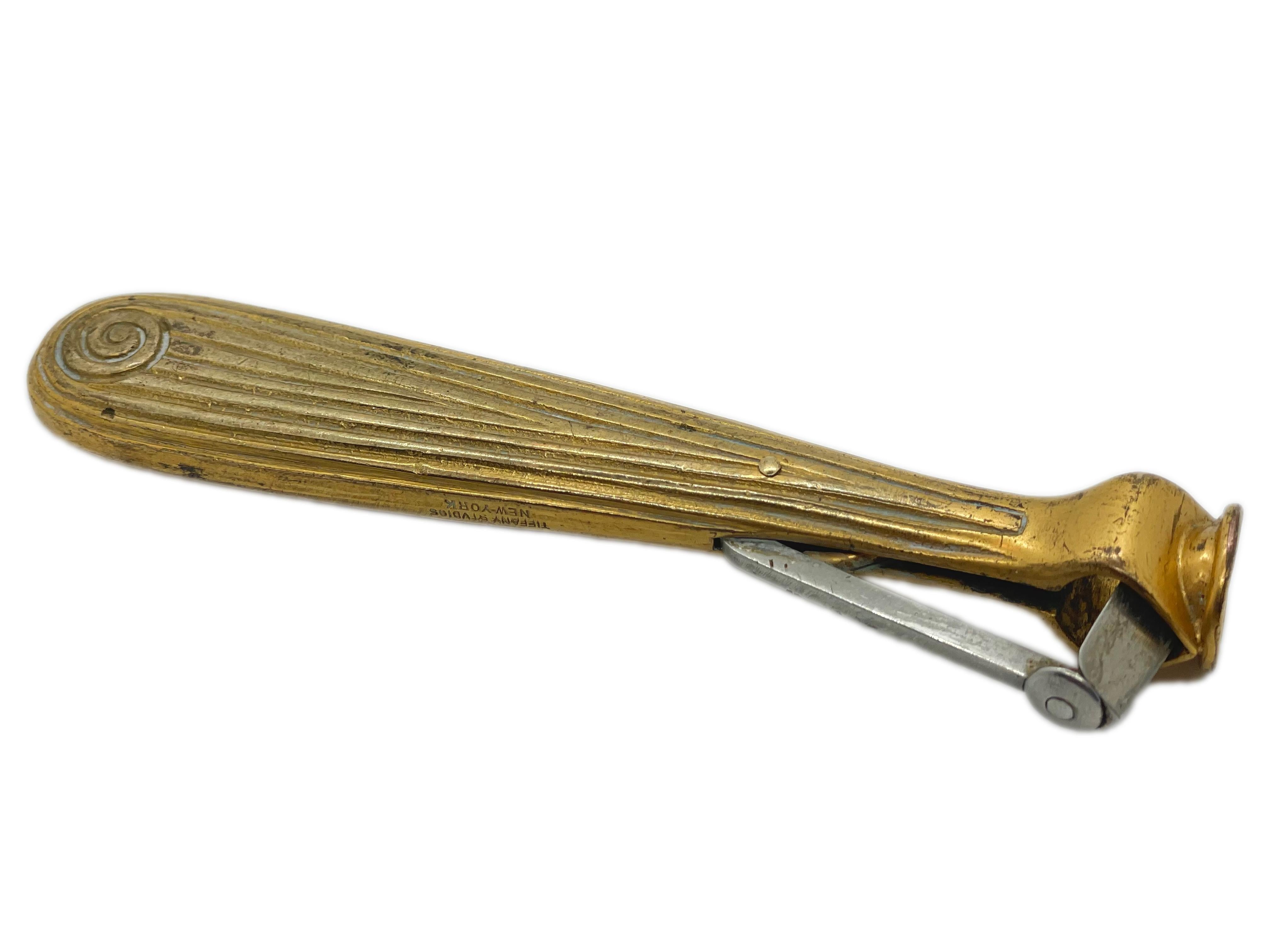 Amerikanischer Zigarrenschneider des frühen 20. Jahrhunderts aus gegossener und vergoldeter Bronze der Tiffany Studios, verziert mit einem aztekenähnlichen Muster und in der ursprünglichen Gold-Doré-Beschichtung. Der Zigarrenschneider ist signiert,