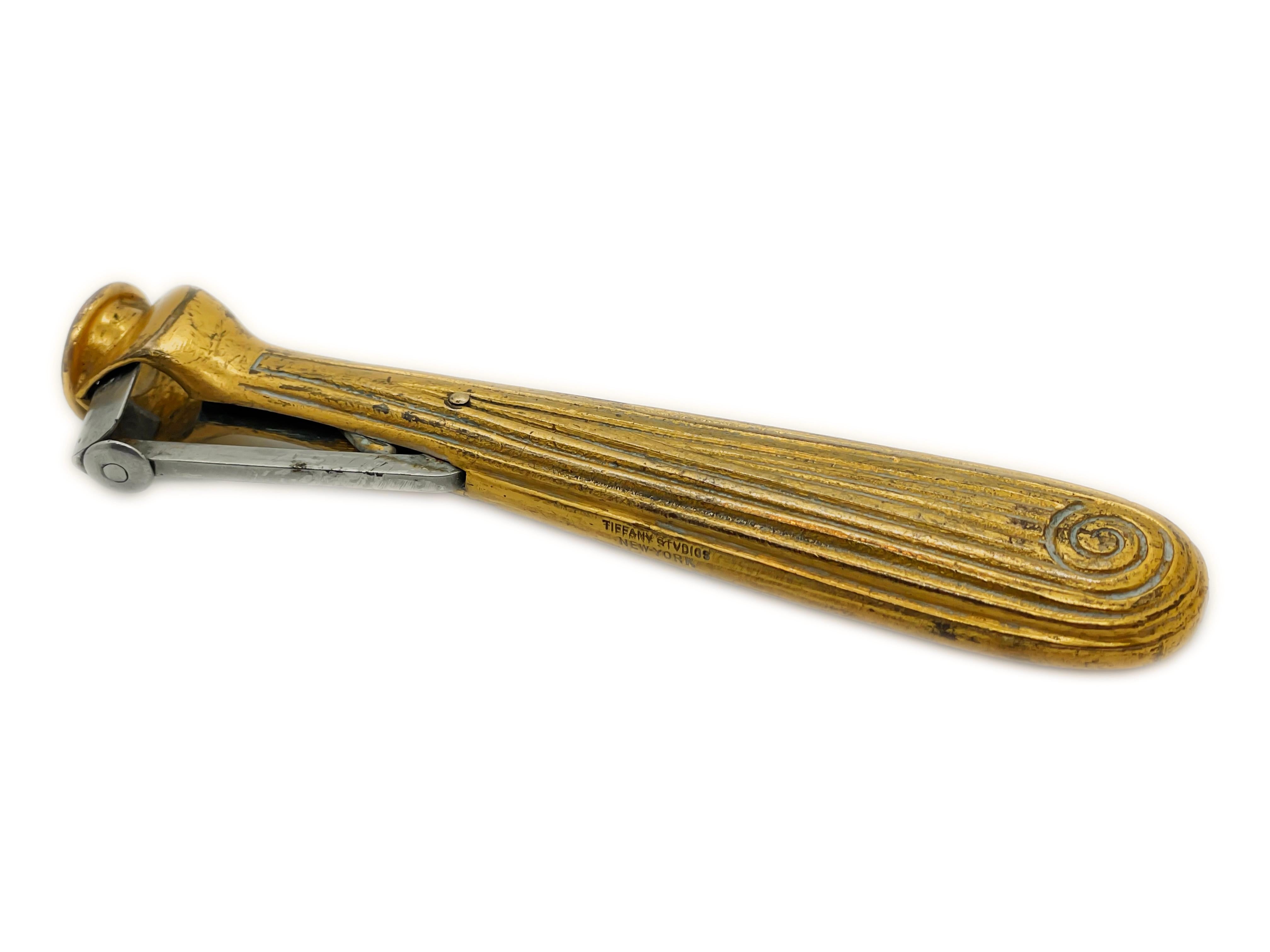 Amerikanischer Jugendstil-Zigarettenschliff aus Bronze des frühen 20. Jahrhunderts von Tiffany Studios (amerikanisch) im Angebot