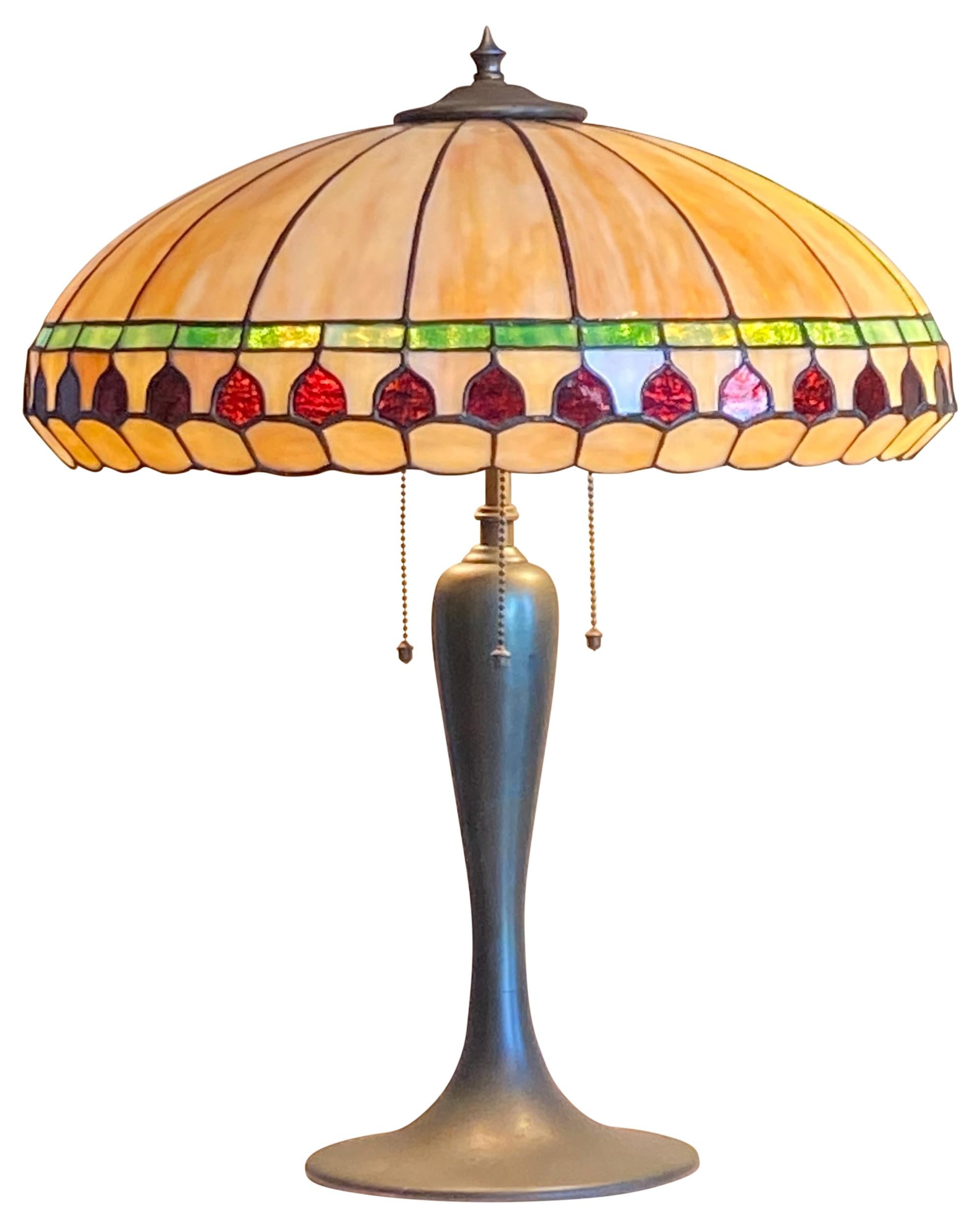 Antique Arts and Crafts period leaded glass table lamp.
Totally original and excellent quality example of this period lamp. 
3 sockets. 
In excellent condition, no cracks or damage. 
Recently re-wired and ready to use.
American, early 20th century.