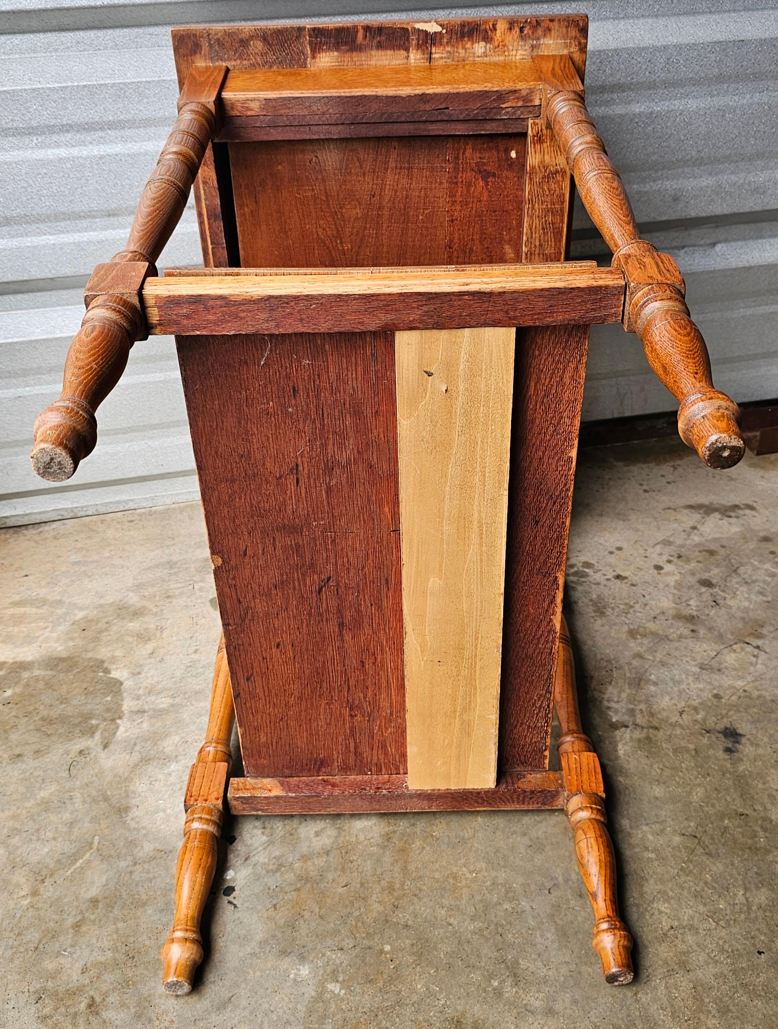 Artes y Oficios Americanos de principios del siglo XX Mesa de lavabo de roble en venta 7