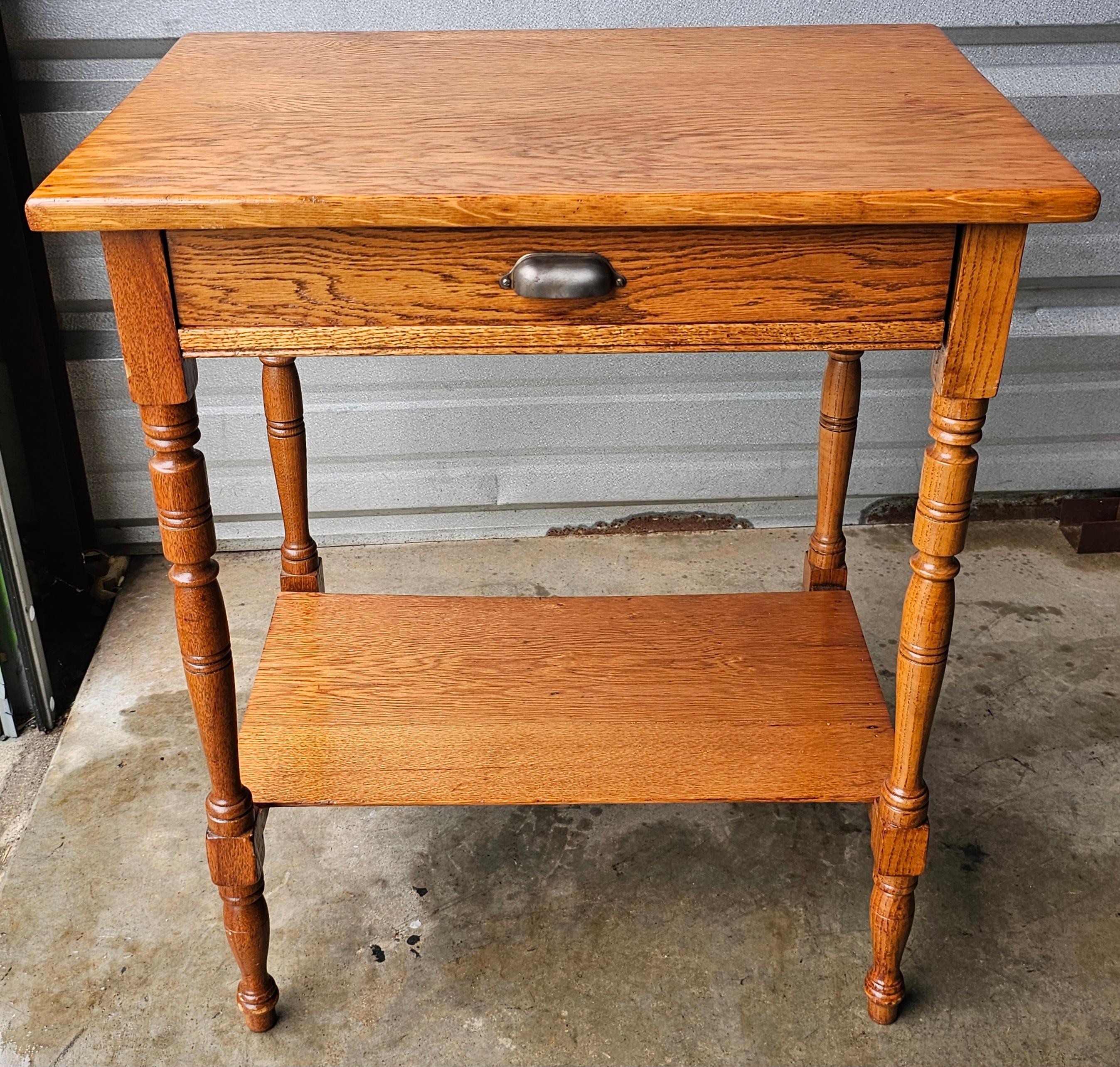 Mesa de lavabo de roble Arts and Crafts americana de principios del siglo XX. 
 Mide 26
