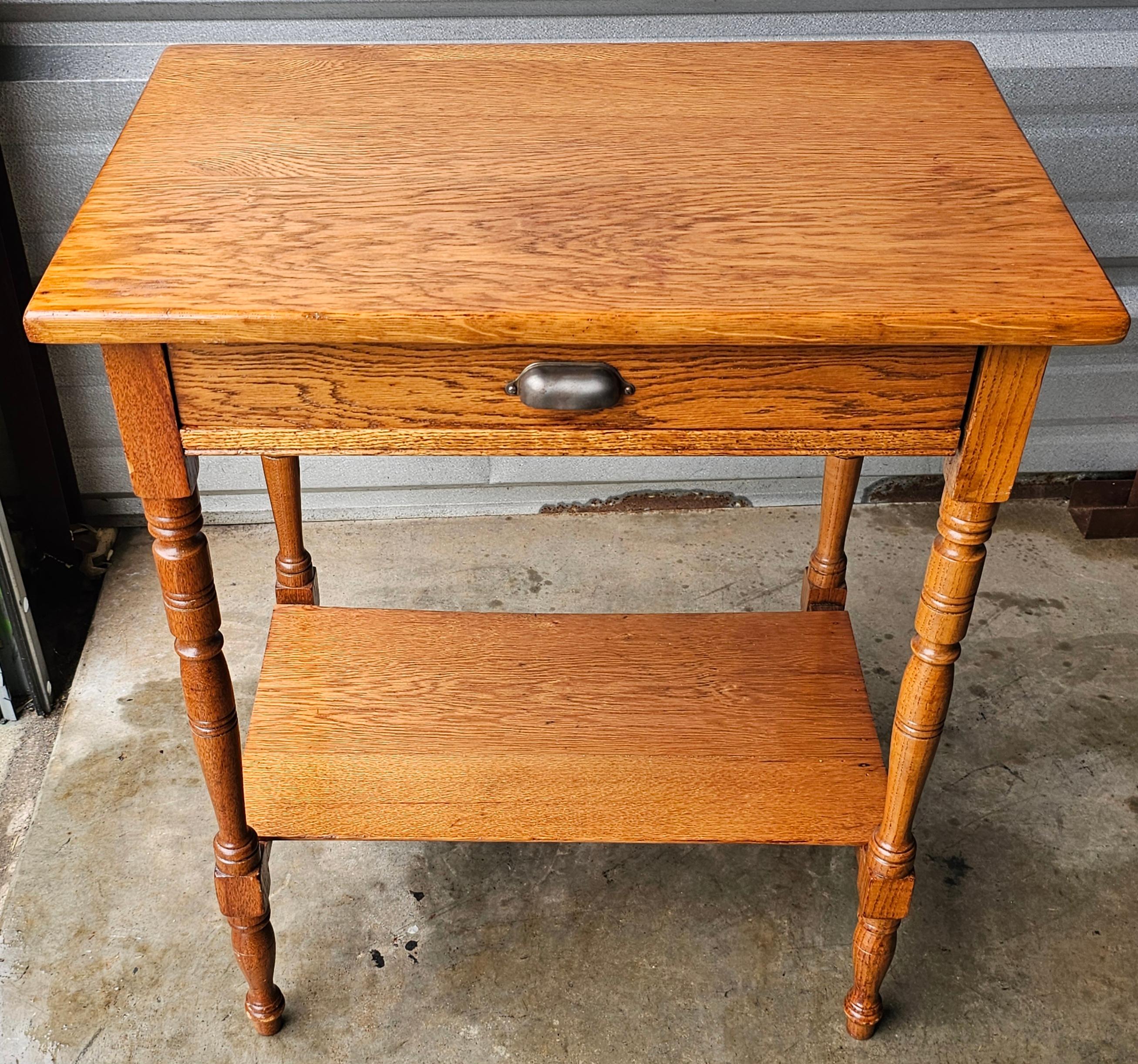Artes y Oficios Americanos de principios del siglo XX Mesa de lavabo de roble Manchado en venta