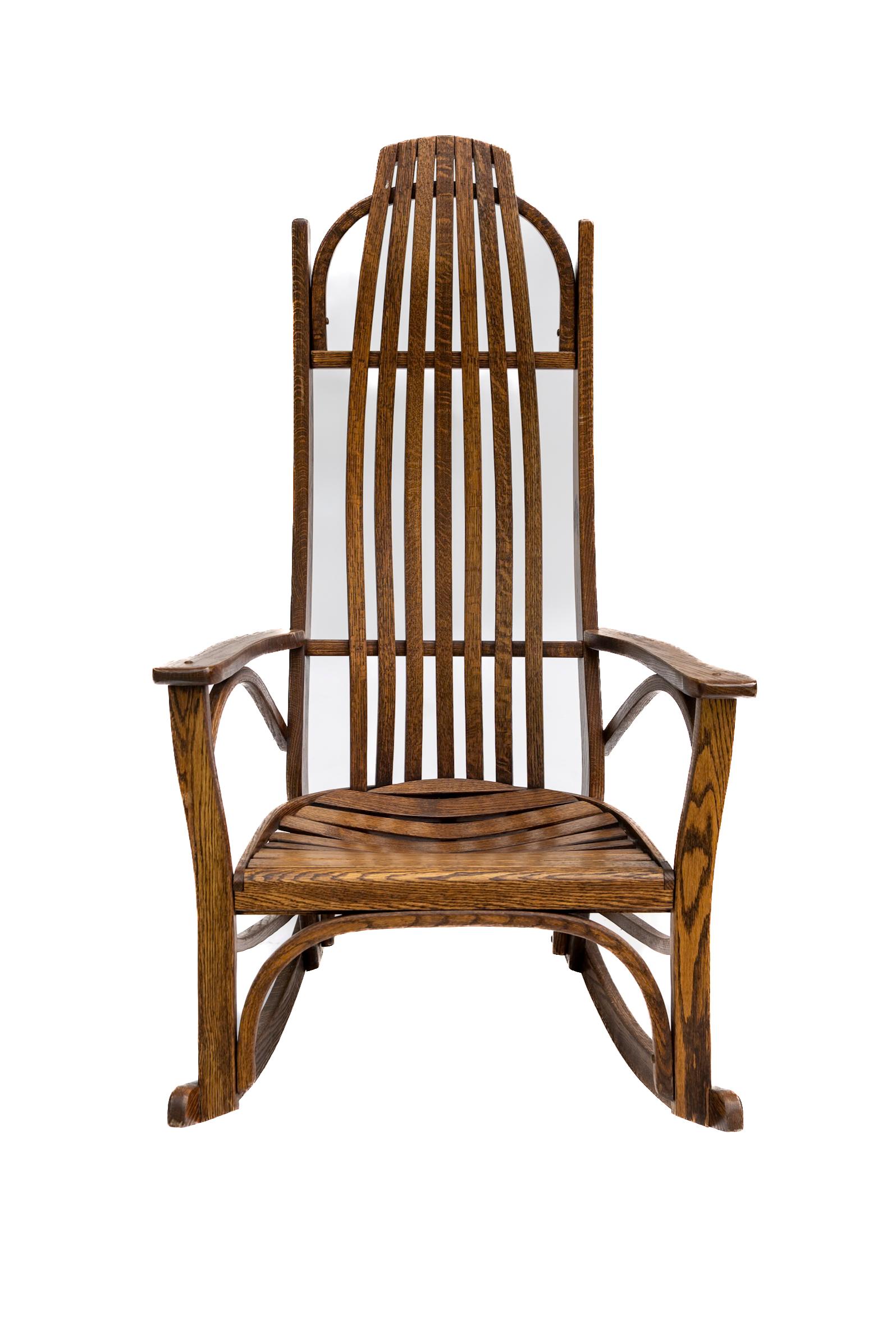 Una sedia americana in legno curvato di ottima fattura, risalente agli anni '20 circa, con influenze Shakers e Arts & Crafts senza tempo. Il dondolo scultoreo presenta uno schienale a doghe arcuate e una seduta sagomata, entrambi progettati per