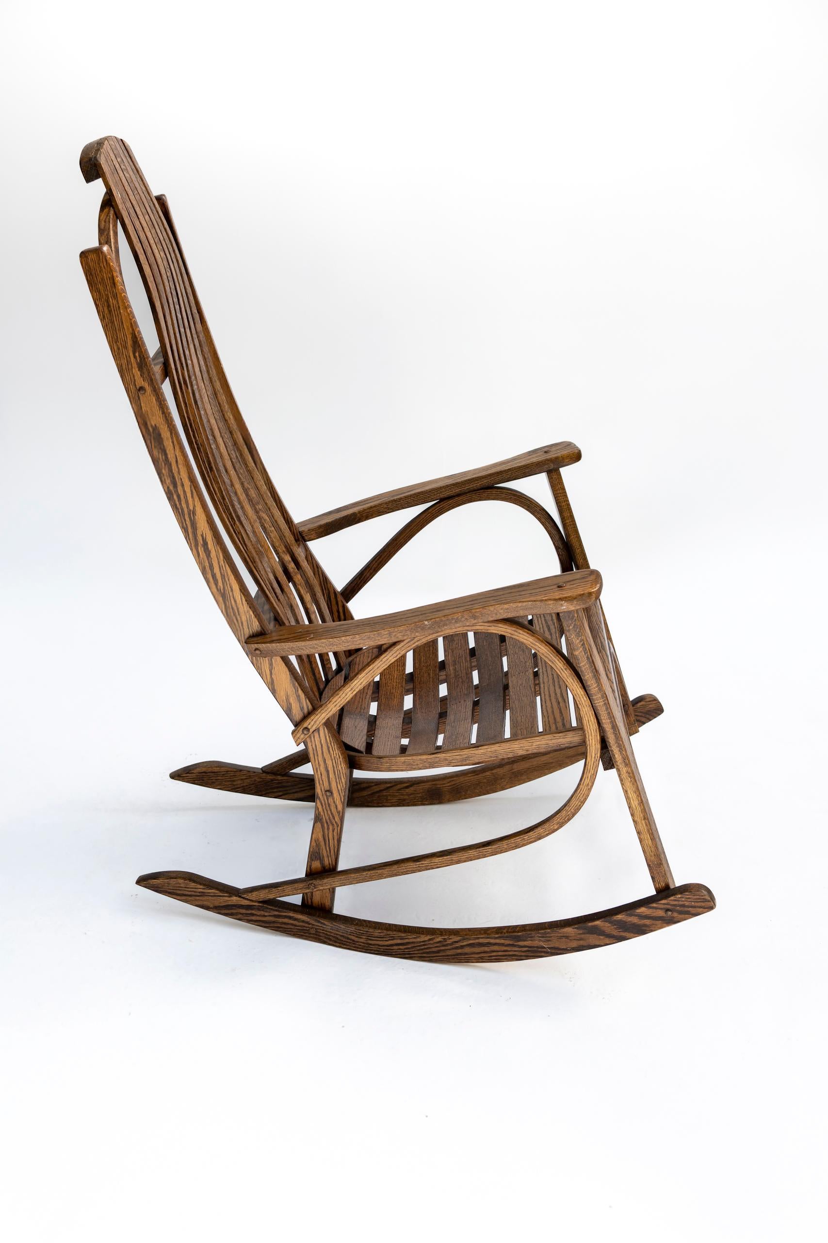 Americano Dondolo americano in legno di quercia Tiger Oak dei primi del Novecento in vendita