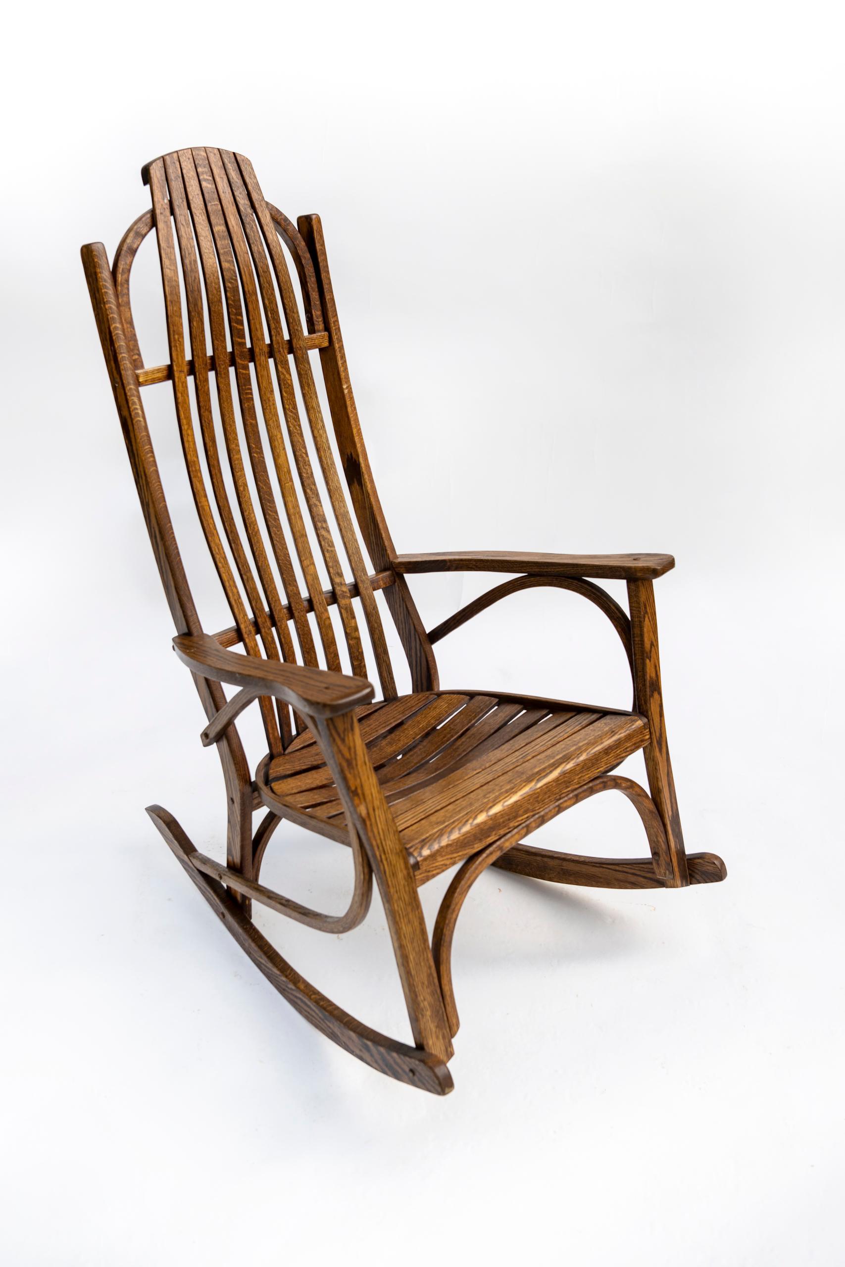 Fatto a mano Dondolo americano in legno di quercia Tiger Oak dei primi del Novecento in vendita