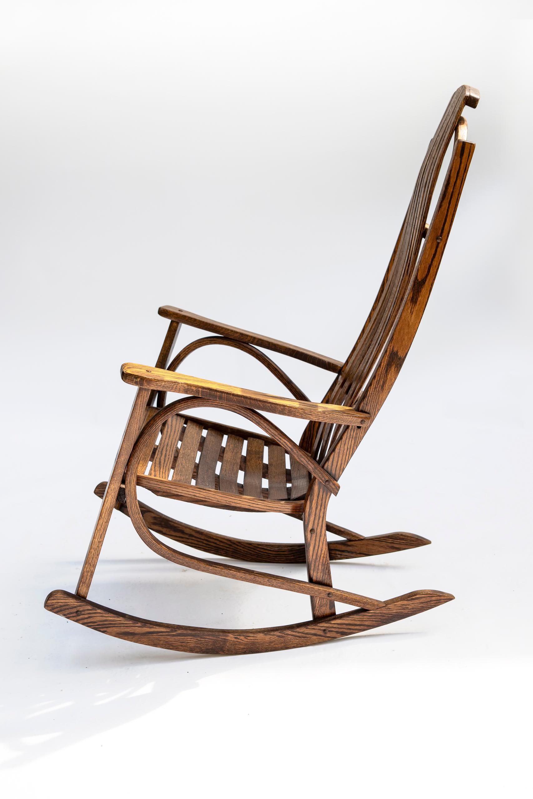 Dondolo americano in legno di quercia Tiger Oak dei primi del Novecento In condizioni buone in vendita a Wainscott, NY