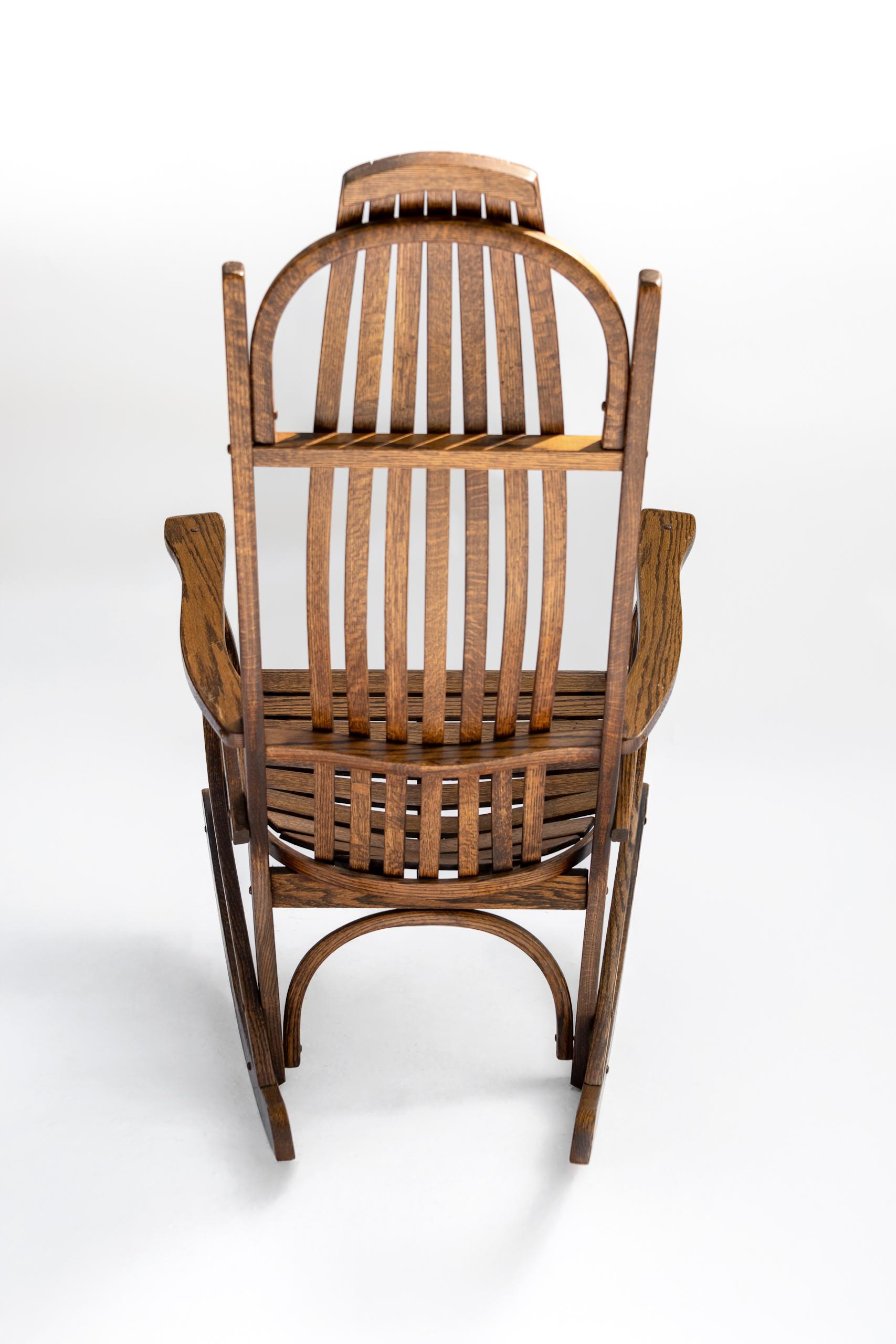 Inizio XX secolo Dondolo americano in legno di quercia Tiger Oak dei primi del Novecento in vendita