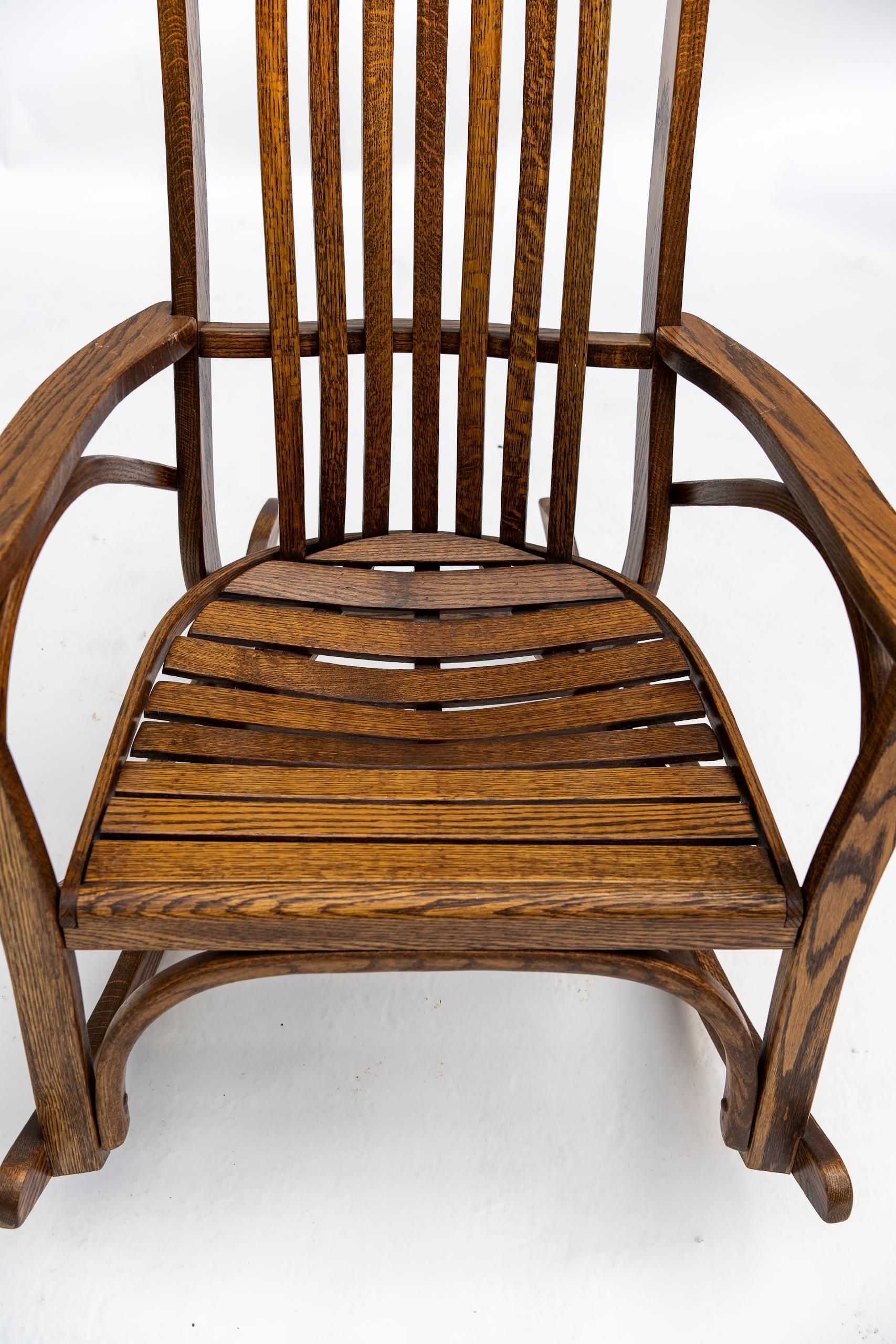 Legno Dondolo americano in legno di quercia Tiger Oak dei primi del Novecento in vendita