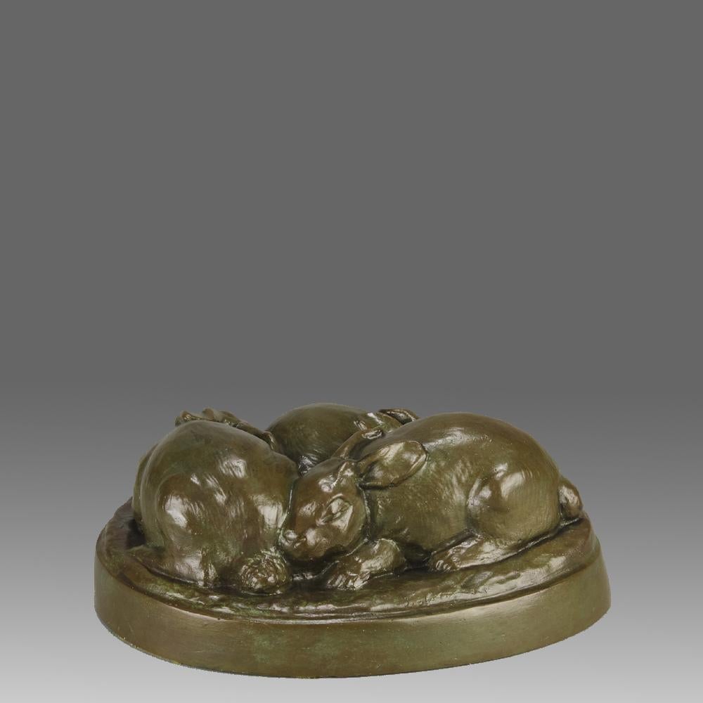 Eine sehr süße amerikanische Bronzestudie aus dem frühen 20. Jahrhundert mit drei schlafenden, aneinander geschmiegten Häschen. Die Bronze mit sehr feiner reicher brauner und grüner Patina und ausgezeichneten handziselierten