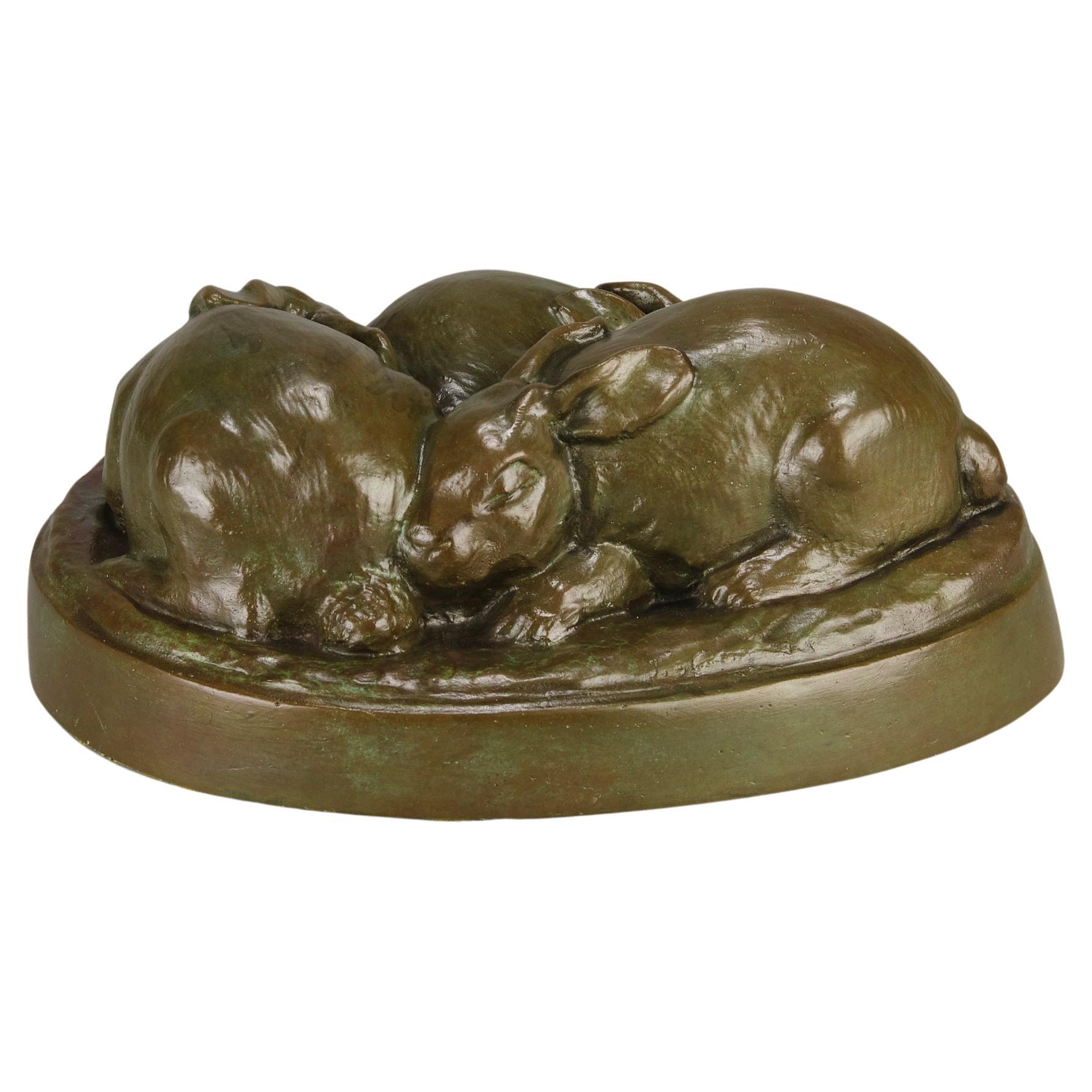 Bronze américain du début du 20e siècle intitulé "Three Sleeping Bunnies" (Trois lapins endormis)