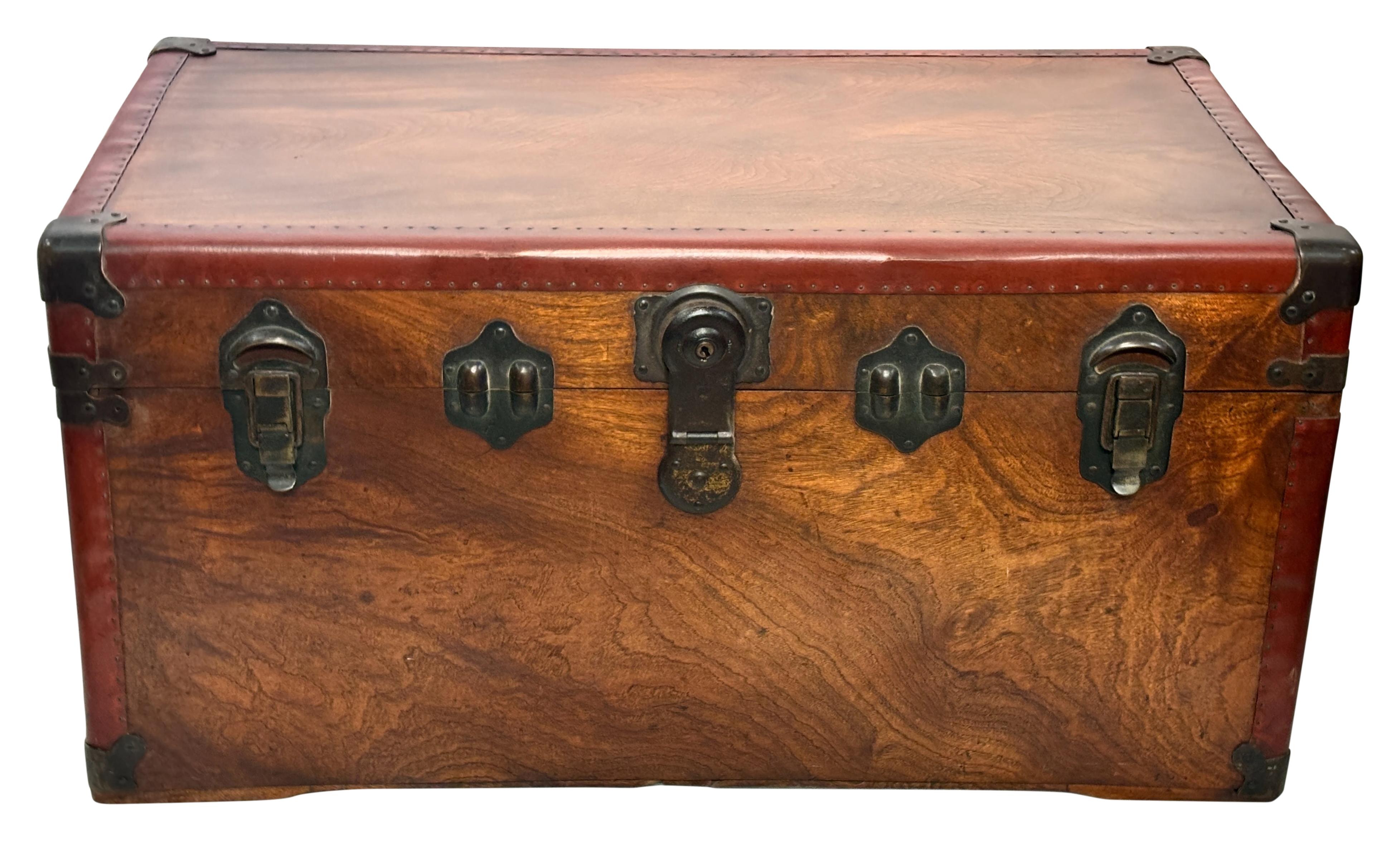 Baule a vapore in legno di canfora americano.
Tavole massicce in legno di canfora e ferramenta in Wood.
In eccellenti condizioni di restauro.
Inizio del XX secolo  (anni '20 - '30)