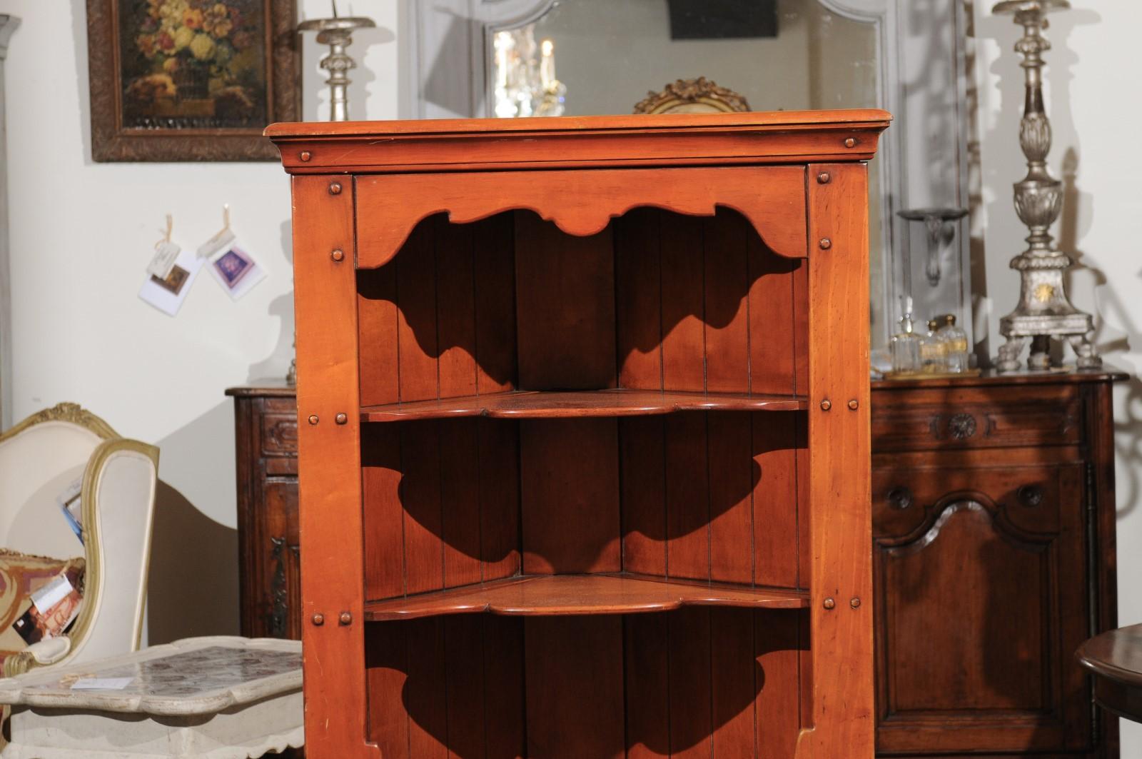 Early 20th Century American Cherry Corner Cabinet with Shelves and Single Door 1