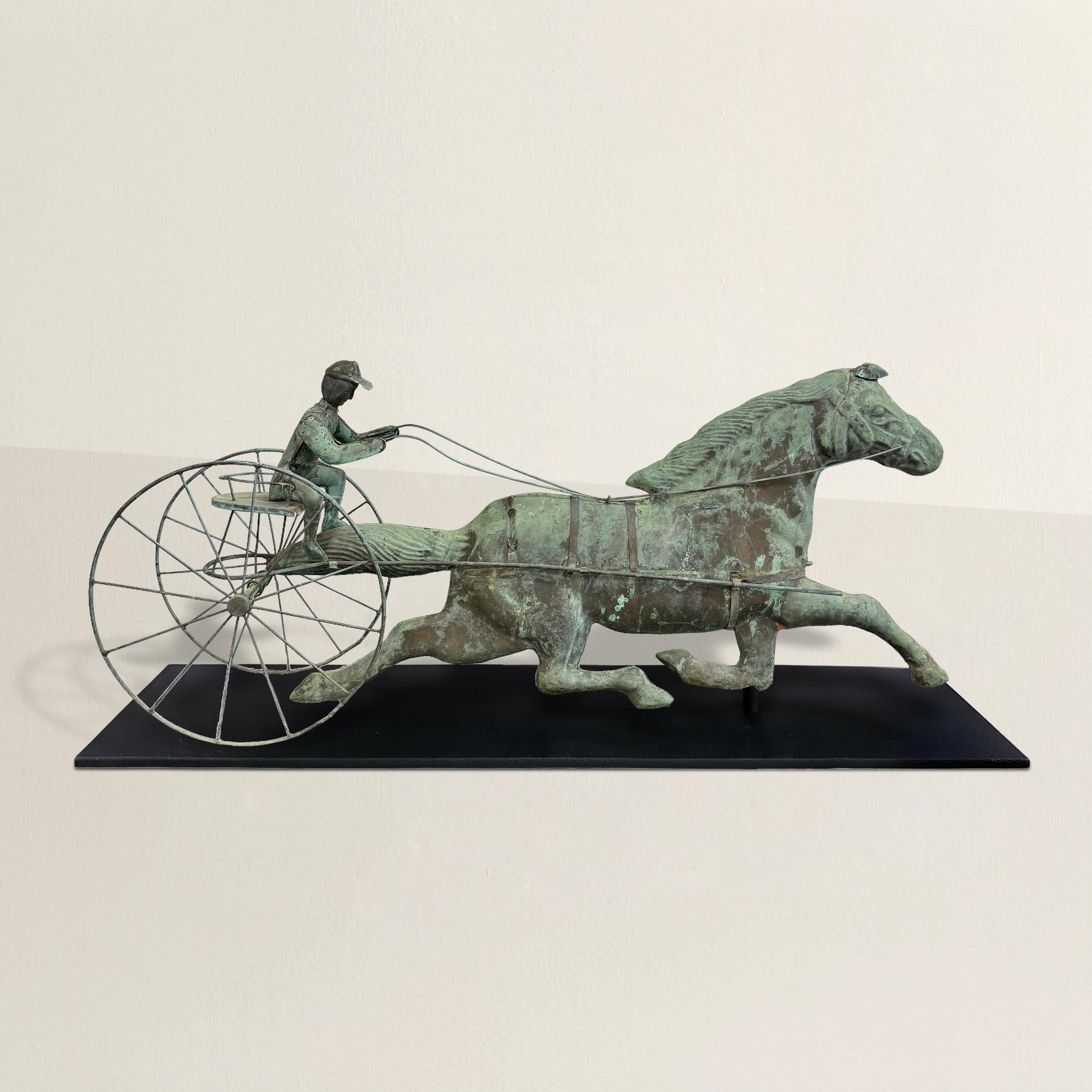 Cette exquise girouette américaine en cuivre des années 1920, trouvée dans le Connecticut, présente une captivante représentation d'un cheval Patchen avec un sulky et son cavalier, emblématique de la tradition de l'art populaire de l'époque.