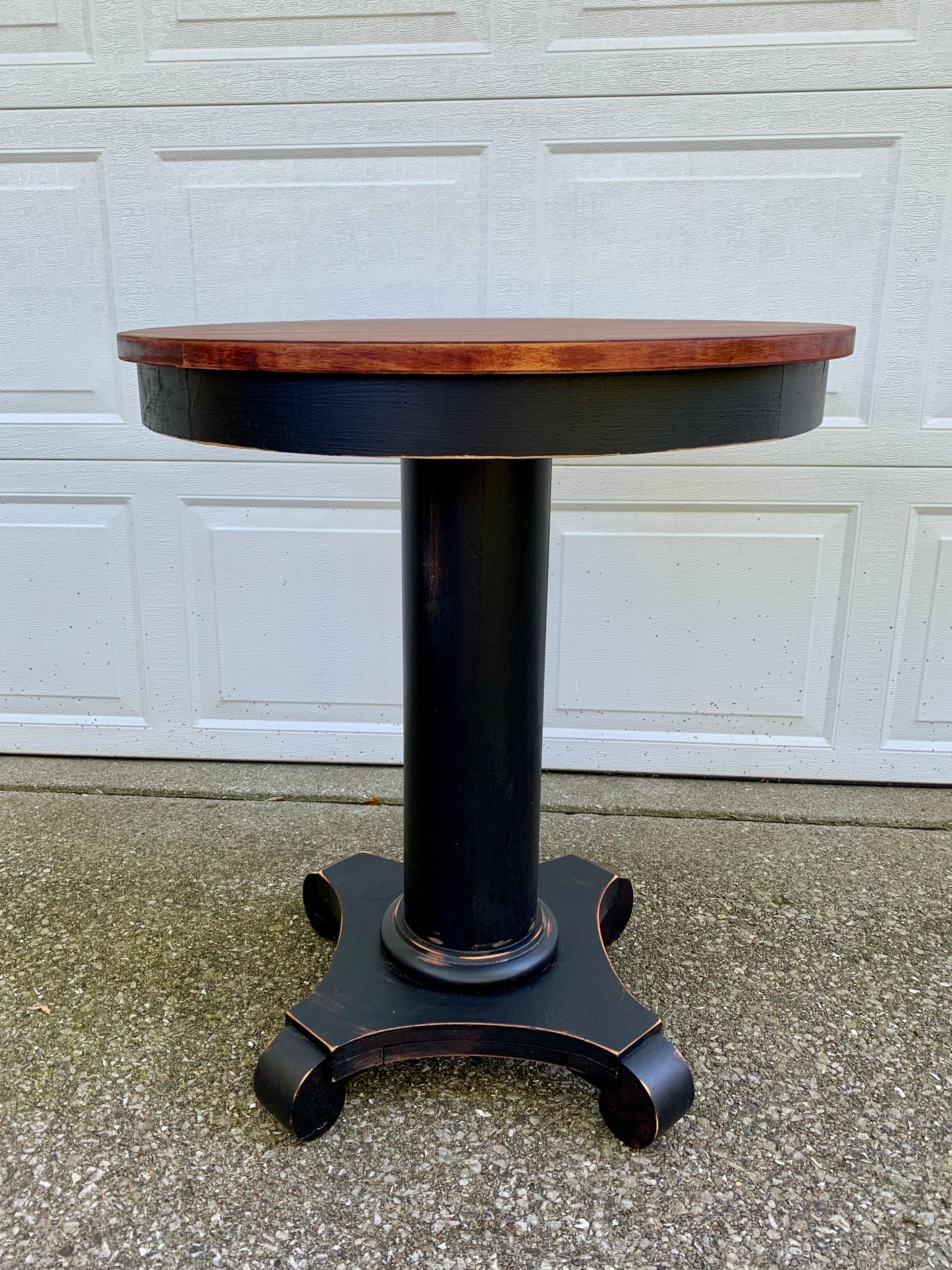 A stunning American Empire side or center table.

USA, Circa early 20th century.

Mahogany, with black painted pedestal base.

Measures: 26